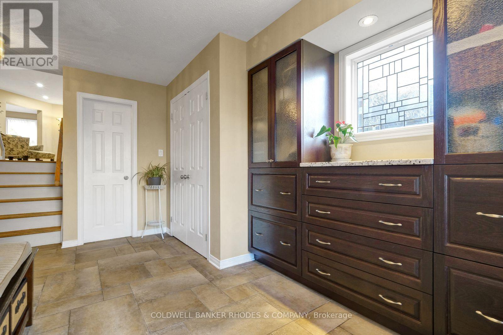 12 Bramblegrove Crescent, Ottawa, Ontario  K1T 3G3 - Photo 5 - X12477961
