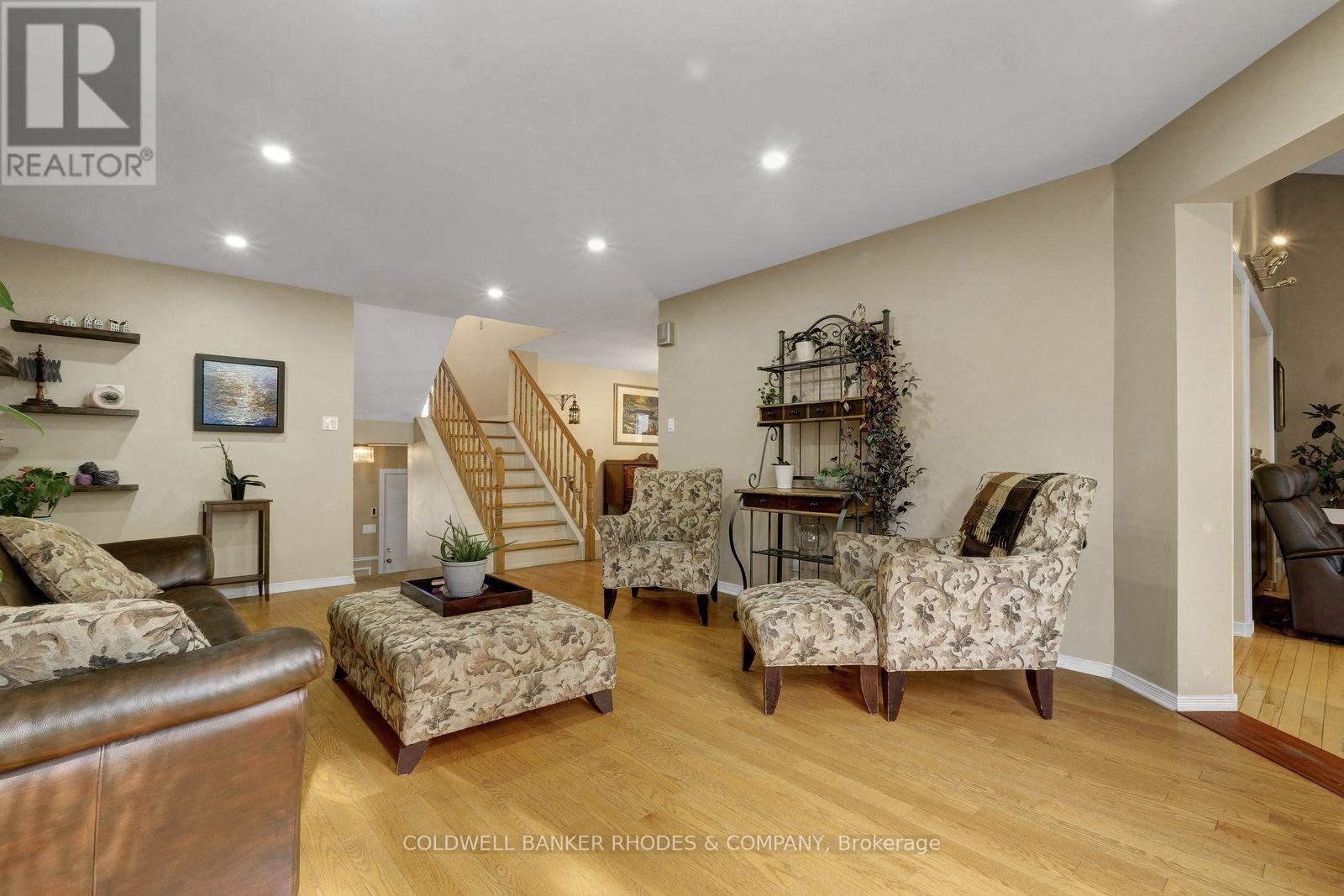 12 Bramblegrove Crescent, Ottawa, Ontario  K1T 3G3 - Photo 8 - X12477961