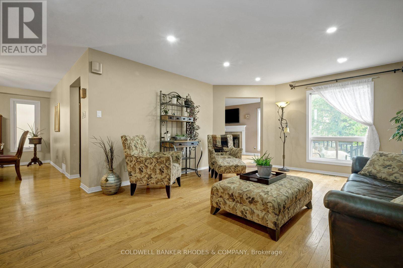 12 Bramblegrove Crescent, Ottawa, Ontario  K1T 3G3 - Photo 9 - X12477961