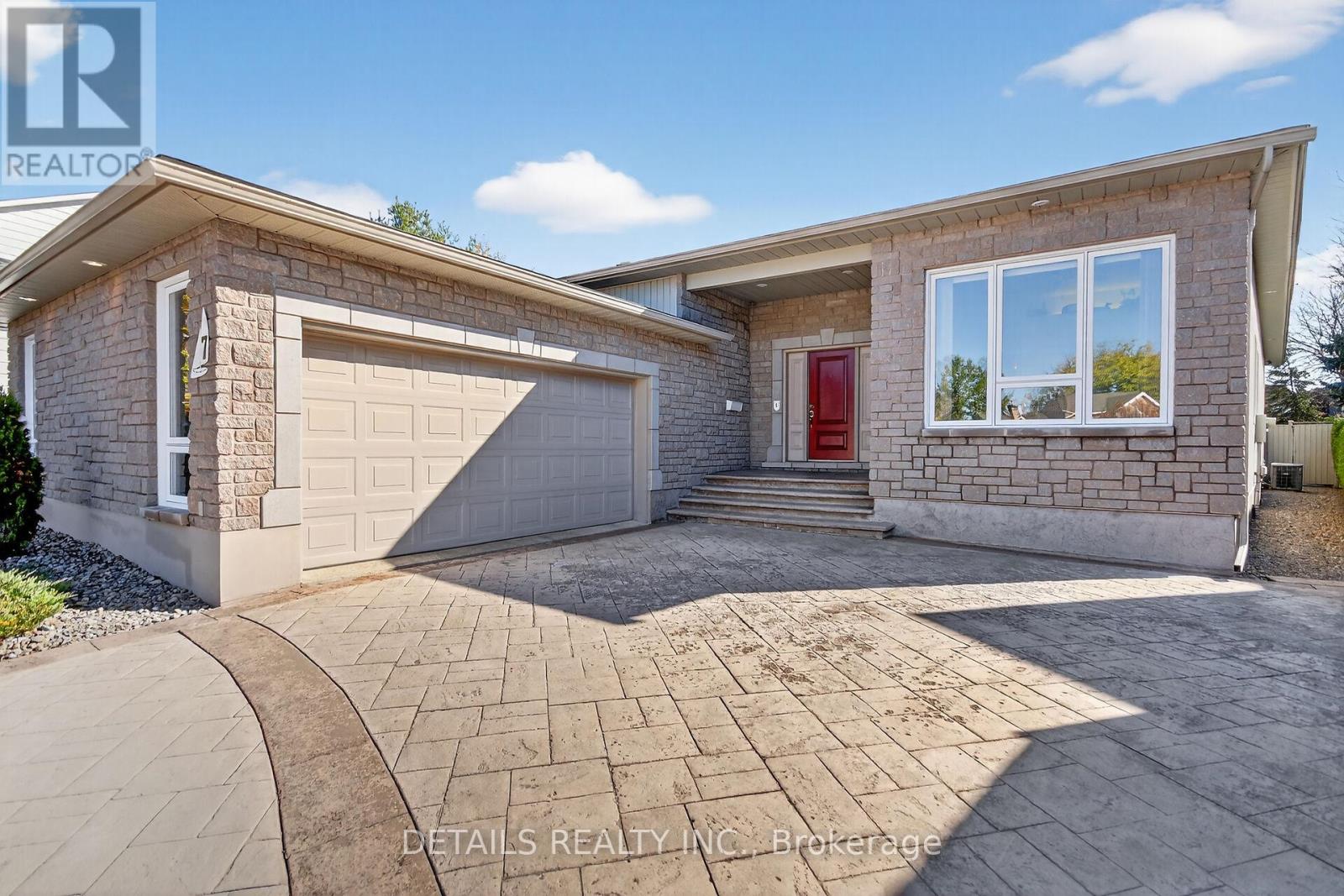 7 Eagle Chase Court, Ottawa, Ontario  K2J 3N5 - Photo 2 - X12478005