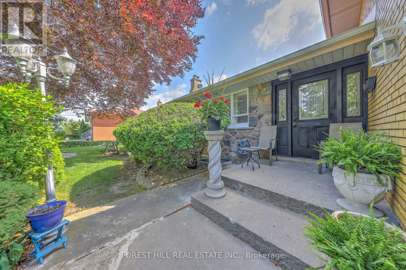 89 Portage Avenue, Toronto, Ontario  M9N 3H2 - Photo 6 - W12414247