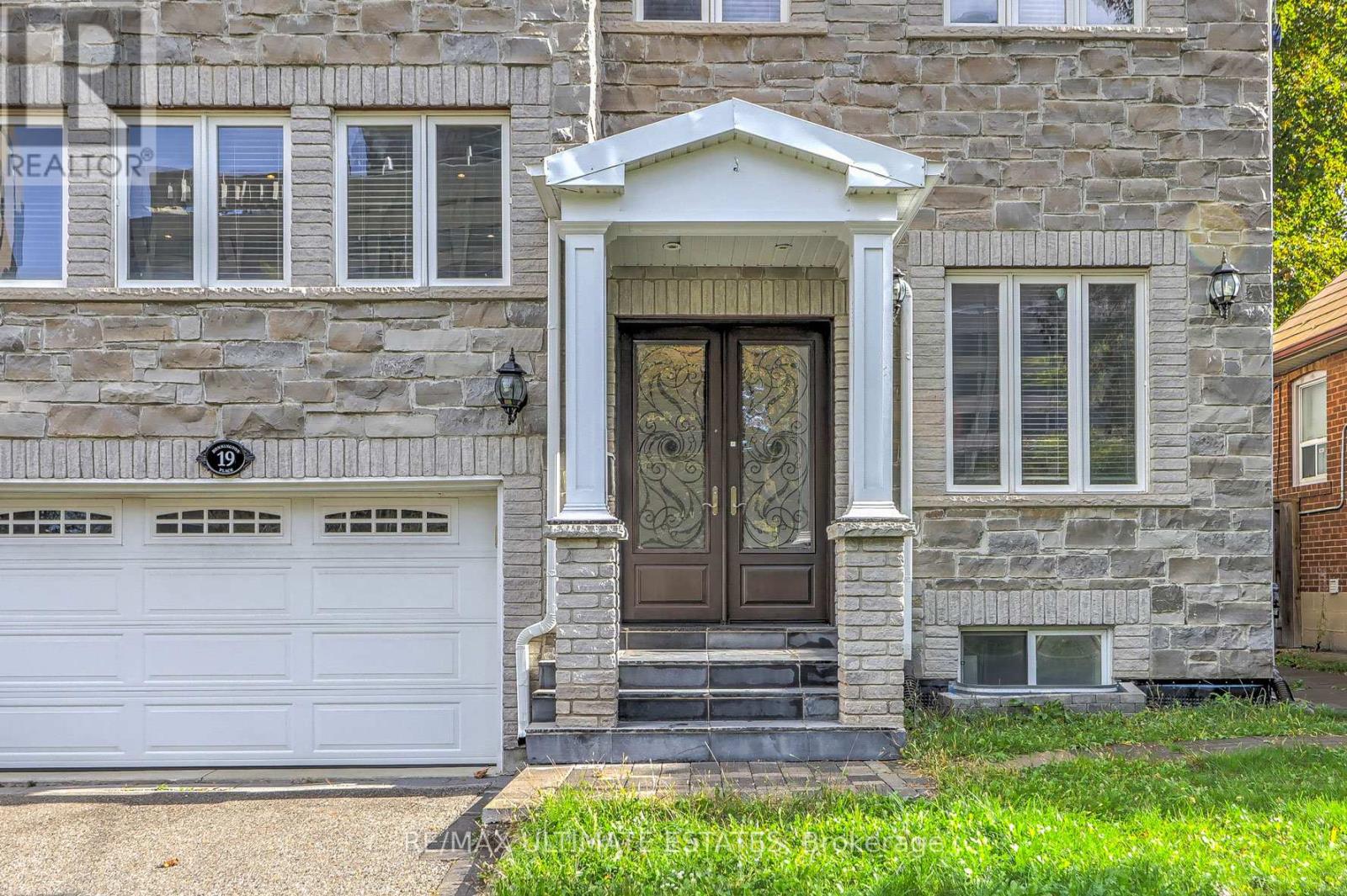 19 Bonnington Place, Toronto, Ontario  M2N 4V2 - Photo 4 - C12472987