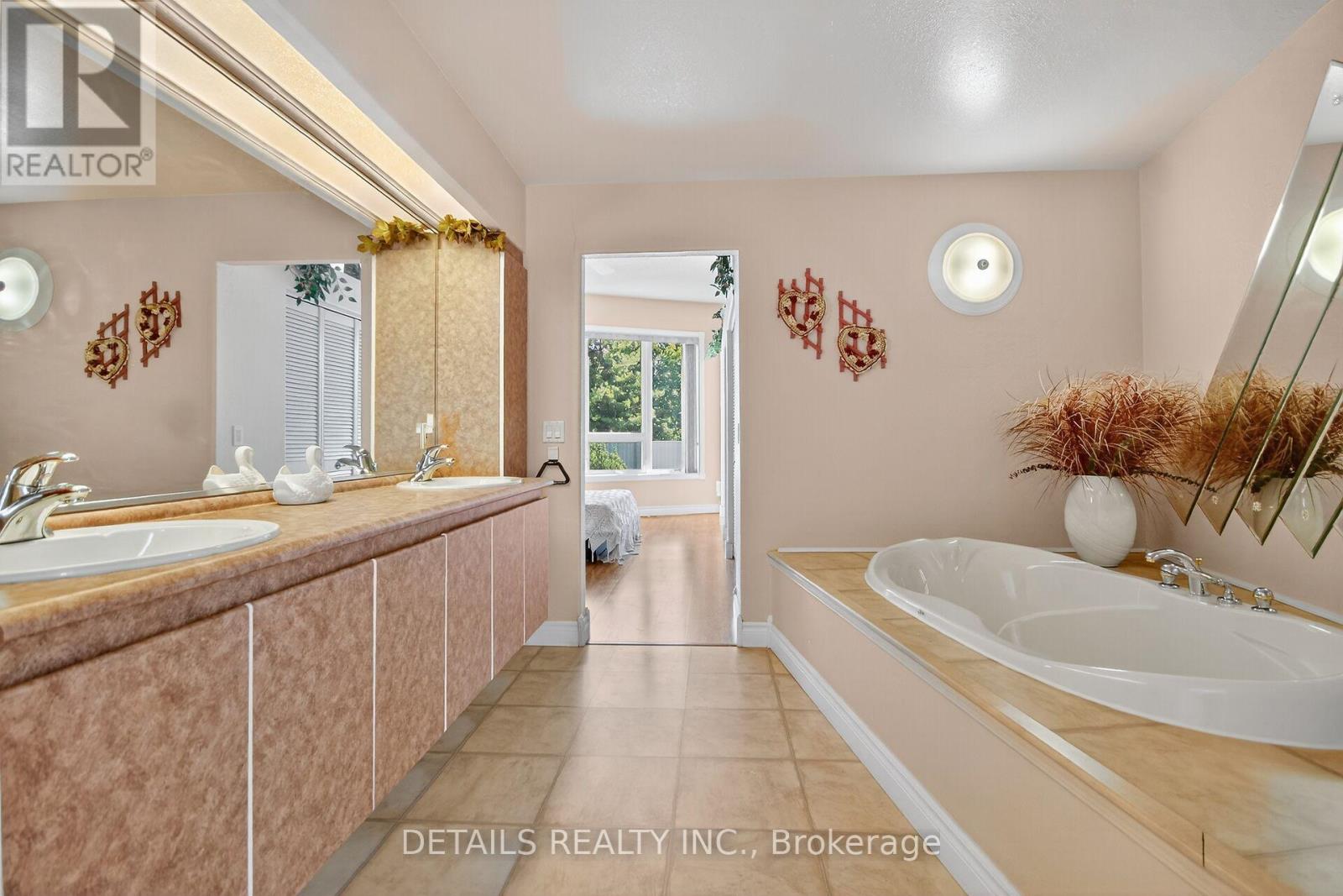 7 Eagle Chase Court, Ottawa, Ontario  K2J 3N5 - Photo 33 - X12478005