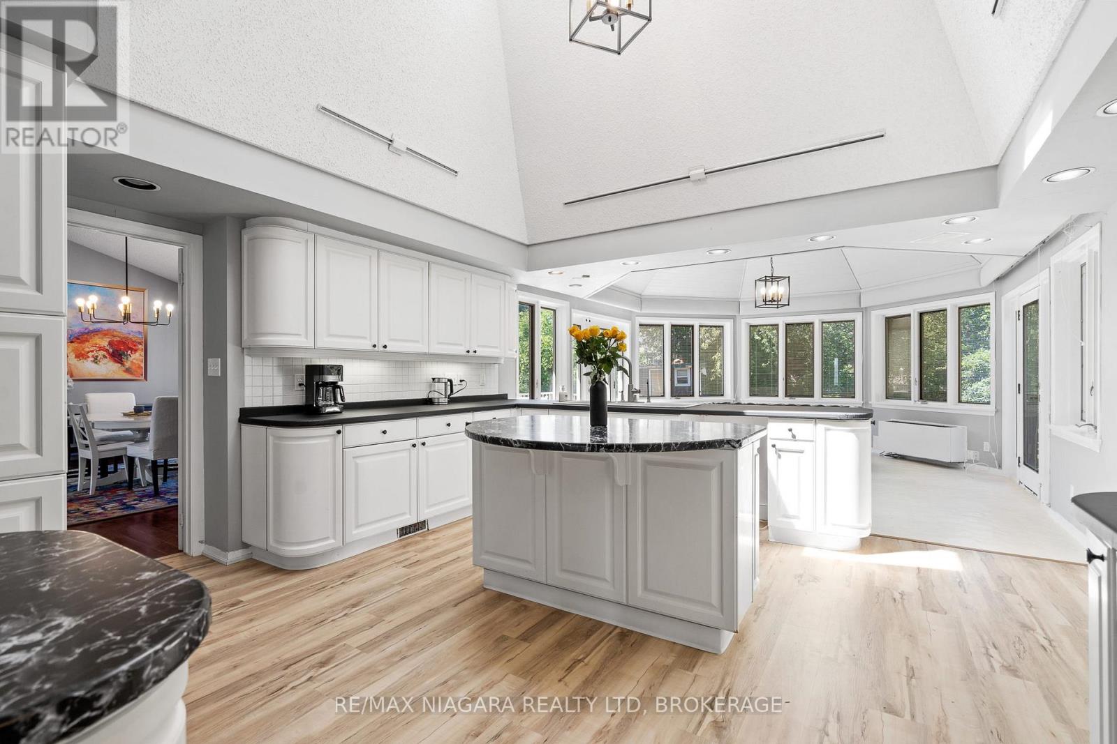 290 Lakeshore Road, Fort Erie, Ontario  L2A 1B4 - Photo 4 - X12477862