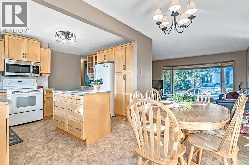 2628 Lionel Crescent Sw, Calgary, Alberta  T3E 6B1 - Photo 10 - A2229831