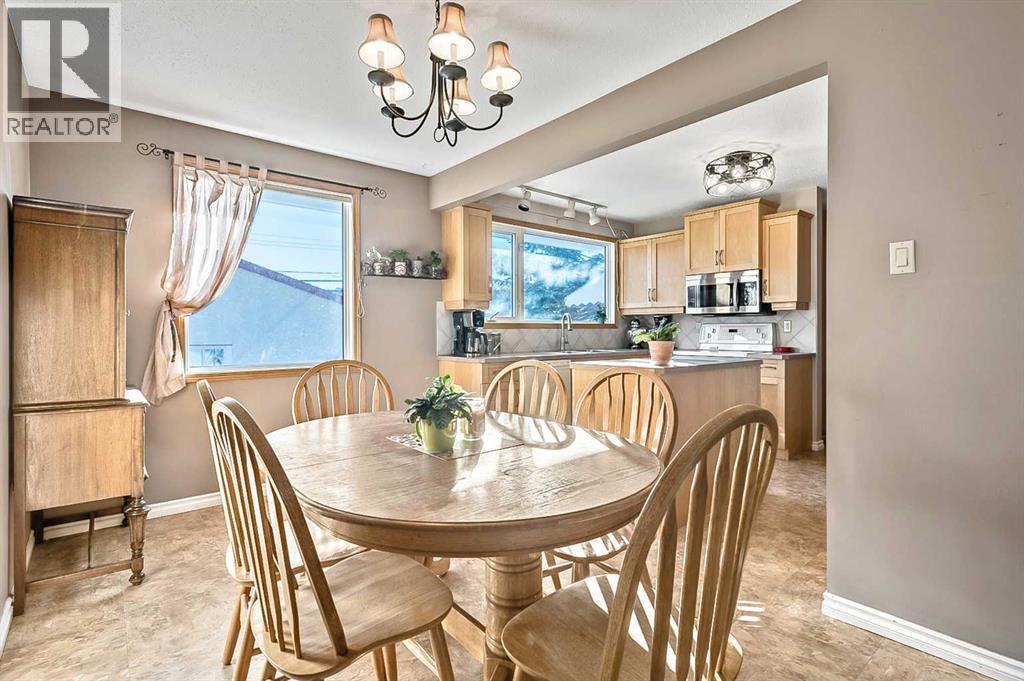 2628 Lionel Crescent Sw, Calgary, Alberta  T3E 6B1 - Photo 9 - A2229831