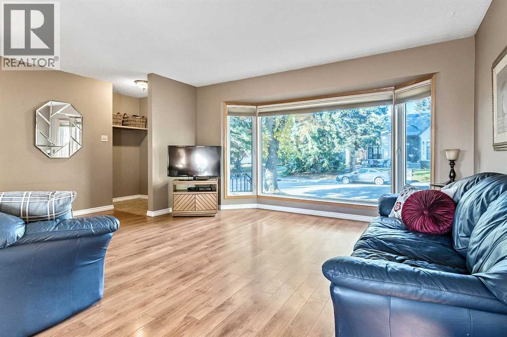 2628 Lionel Crescent Sw, Calgary, Alberta  T3E 6B1 - Photo 6 - A2229831