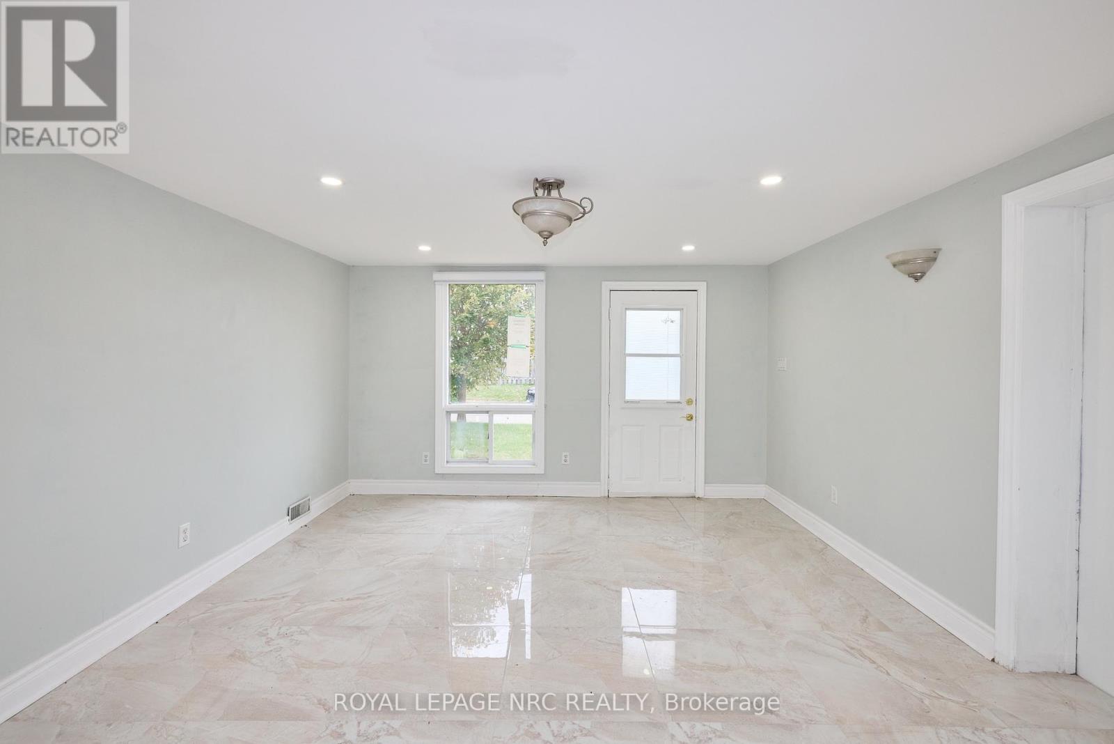 6673 Huggins Street, Niagara Falls, Ontario  L2J 1H5 - Photo 15 - X12477928