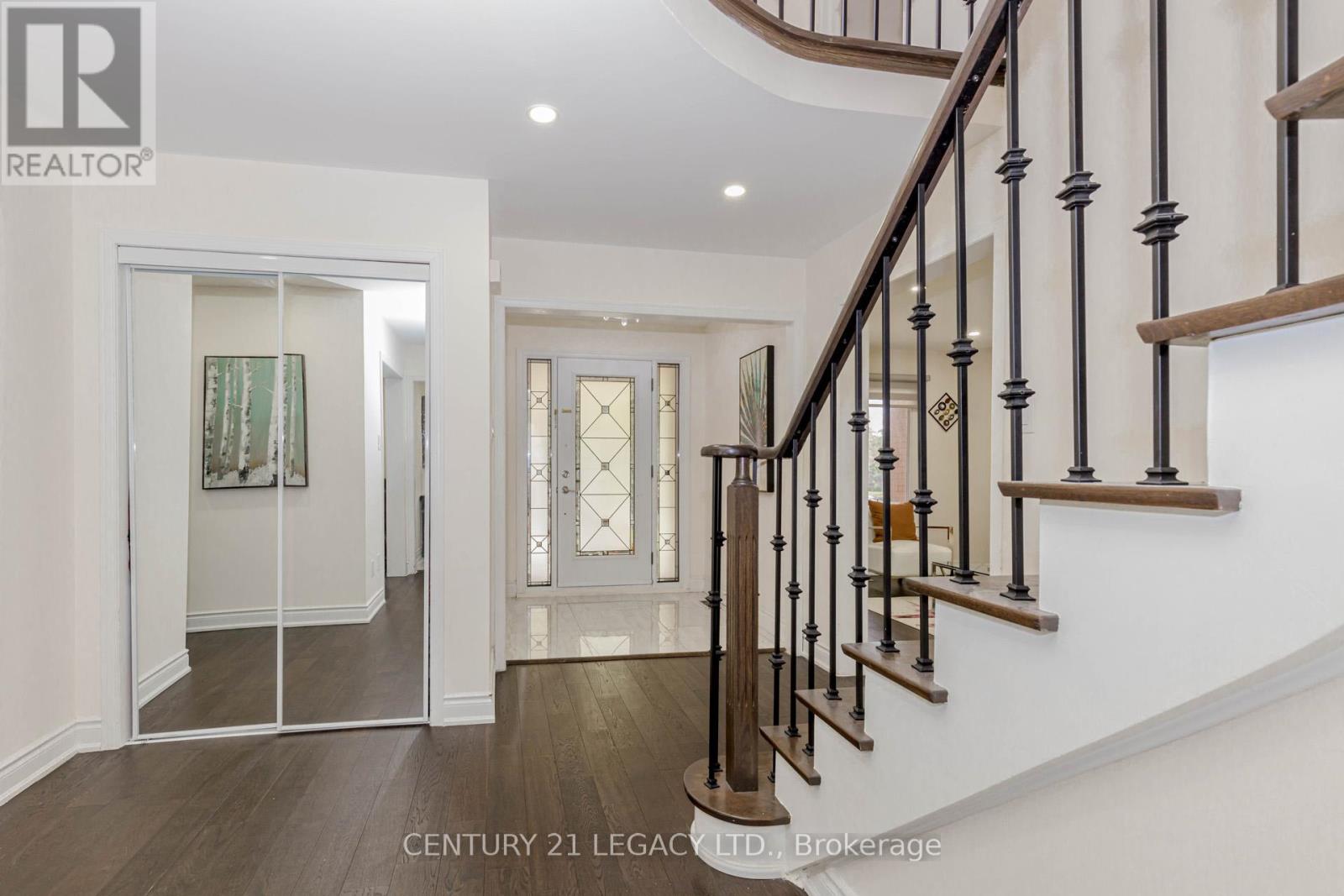 30 Diane Court, Brampton, Ontario  L6Y 3E2 - Photo 4 - W12477518