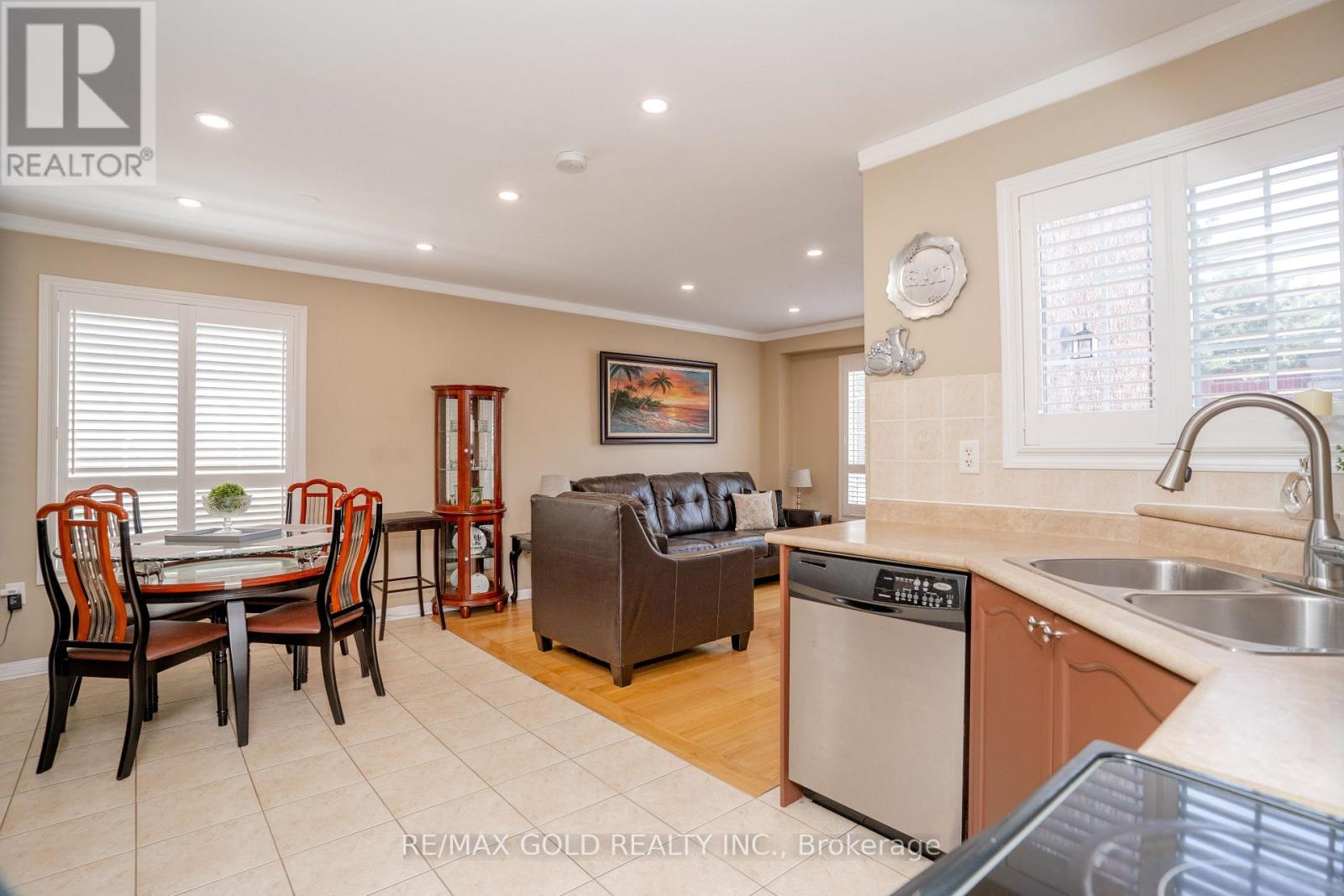 34 Jingle Crescent, Brampton, Ontario  L6S 0B2 - Photo 10 - W12477724
