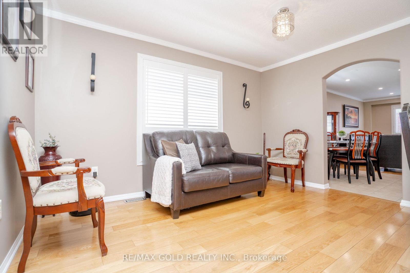 34 Jingle Crescent, Brampton, Ontario  L6S 0B2 - Photo 8 - W12477724