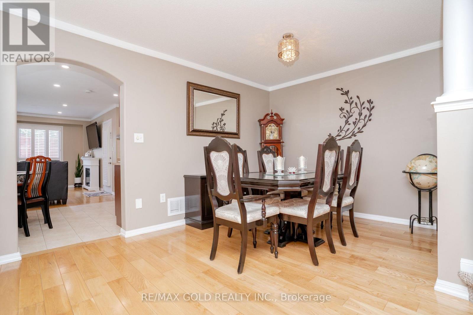 34 Jingle Crescent, Brampton, Ontario  L6S 0B2 - Photo 9 - W12477724