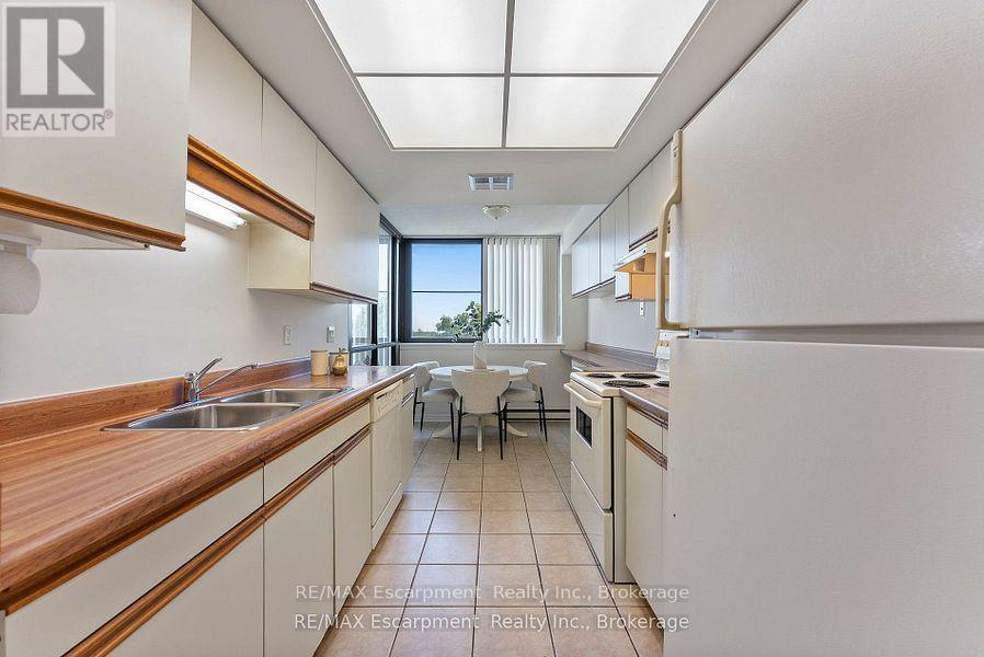 602 - 1230 Marlborough Court, Oakville, Ontario  L6H 3K6 - Photo 8 - W12478189