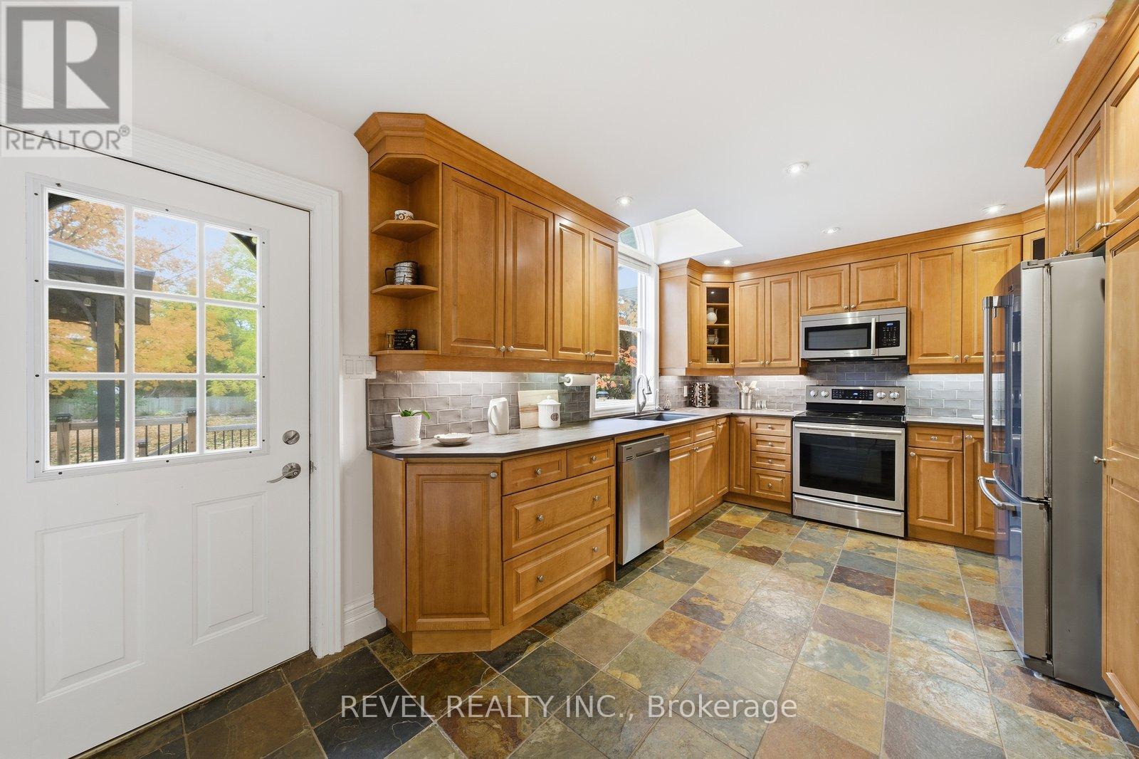 94 Elgin Street, Kawartha Lakes, Ontario  K9V 3W7 - Photo 14 - X12477359