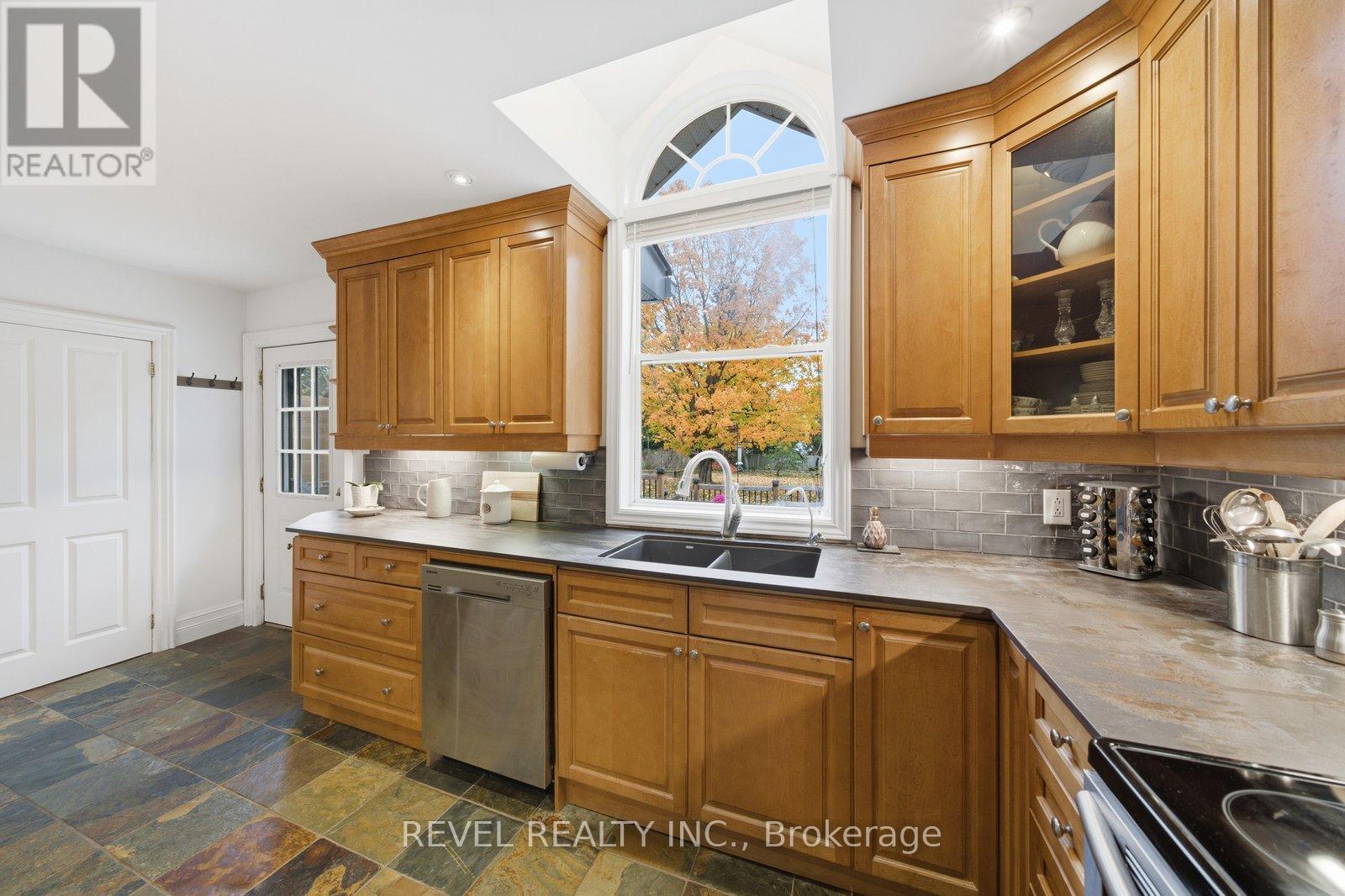 94 Elgin Street, Kawartha Lakes, Ontario  K9V 3W7 - Photo 17 - X12477359