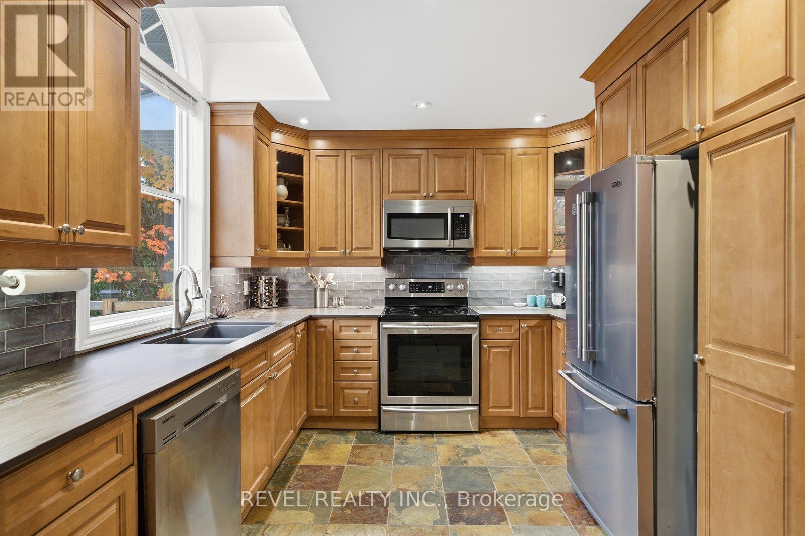 94 Elgin Street, Kawartha Lakes, Ontario  K9V 3W7 - Photo 15 - X12477359