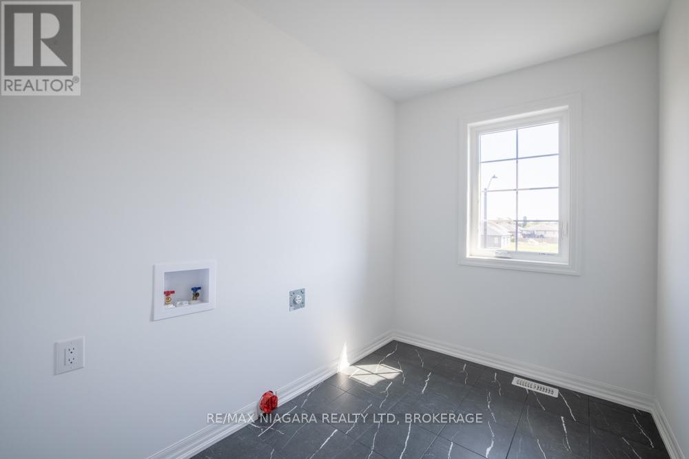 Main - 158 Hillcrest Road, Port Colborne, Ontario  L3K 6E4 - Photo 11 - X12478154