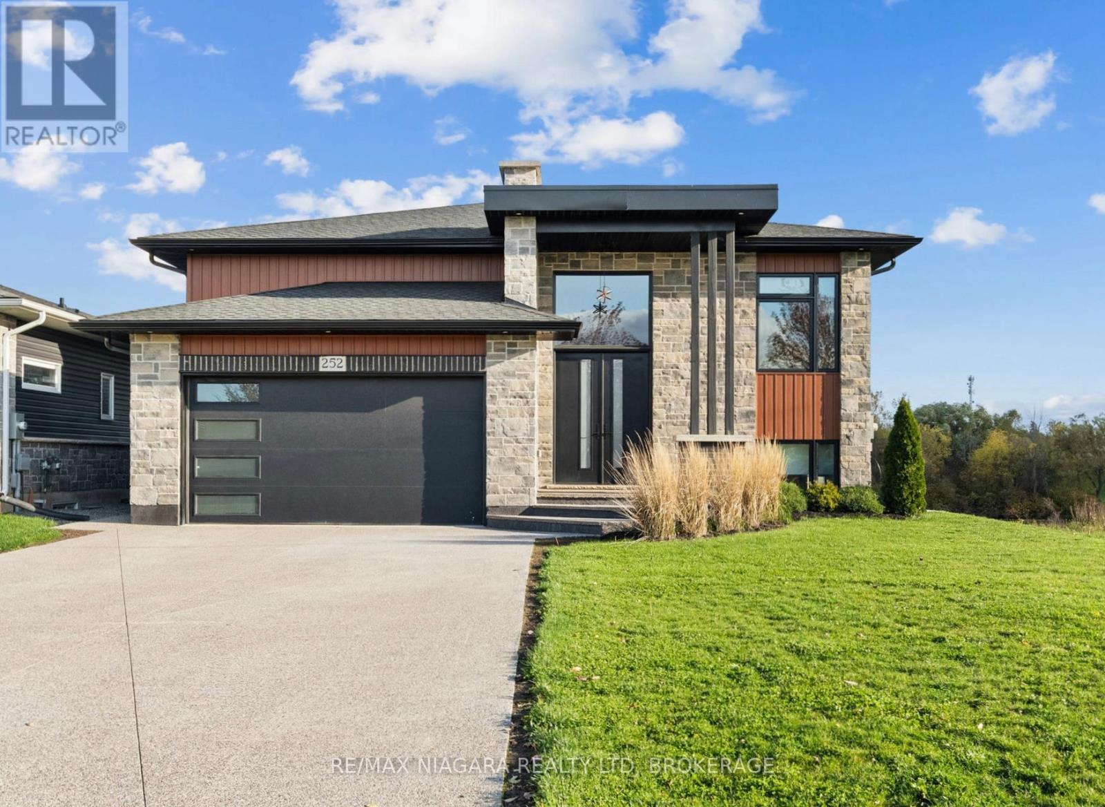 252 Colbeck Drive, Welland, Ontario  L3C 0B4 - Photo 1 - X12478160