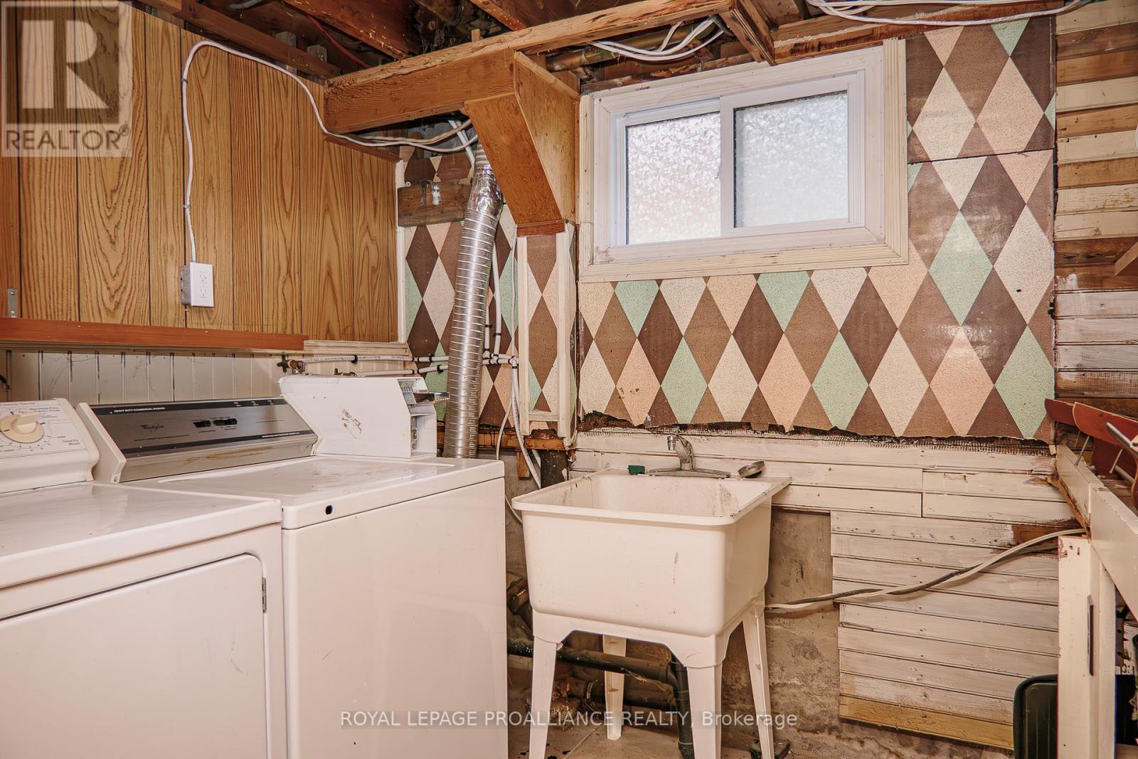 8 Reynolds Crescent, Belleville (Belleville Ward), Ontario  K8P 2W7 - Photo 33 - X12478169