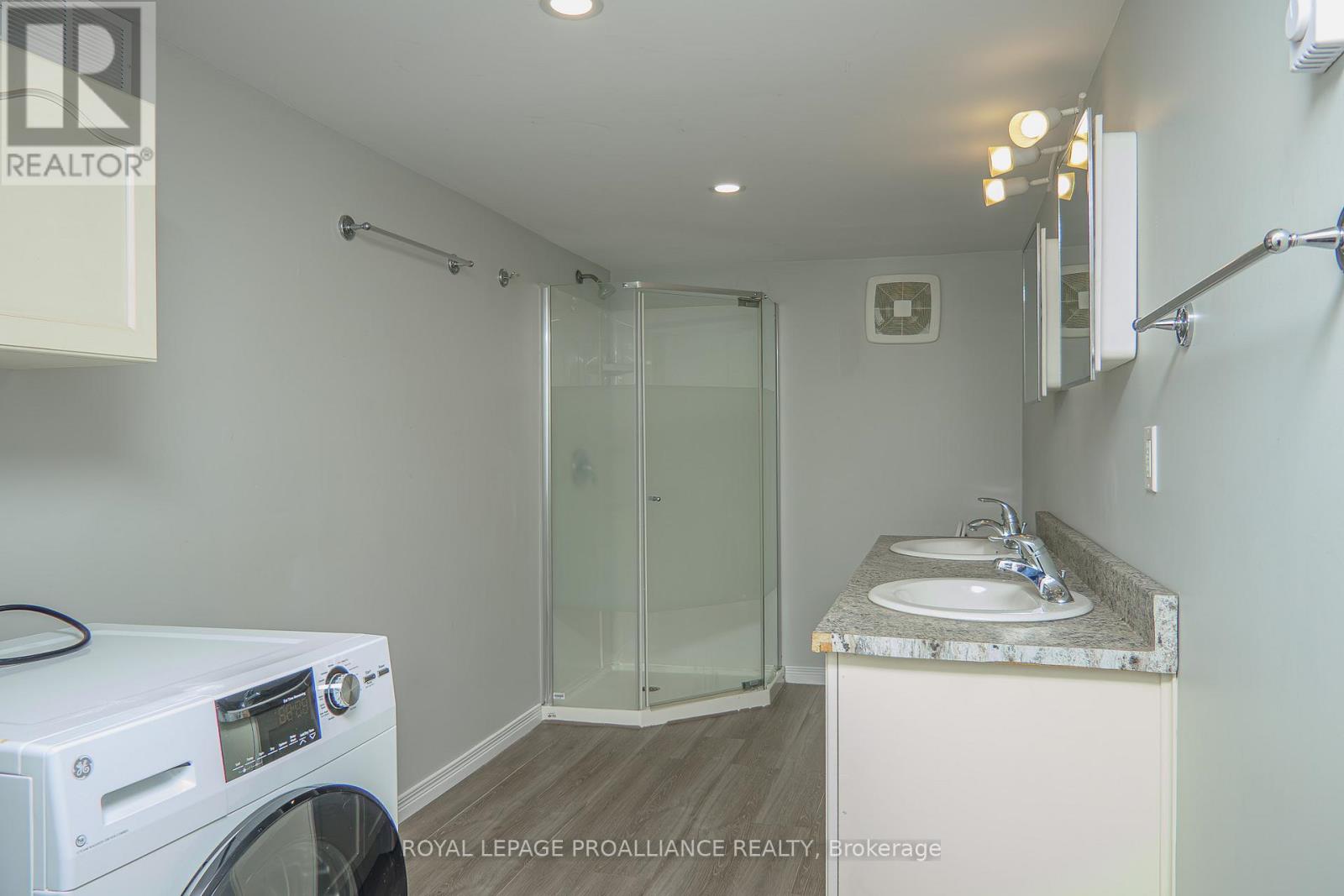 8 Reynolds Crescent, Belleville (Belleville Ward), Ontario  K8P 2W7 - Photo 38 - X12478169