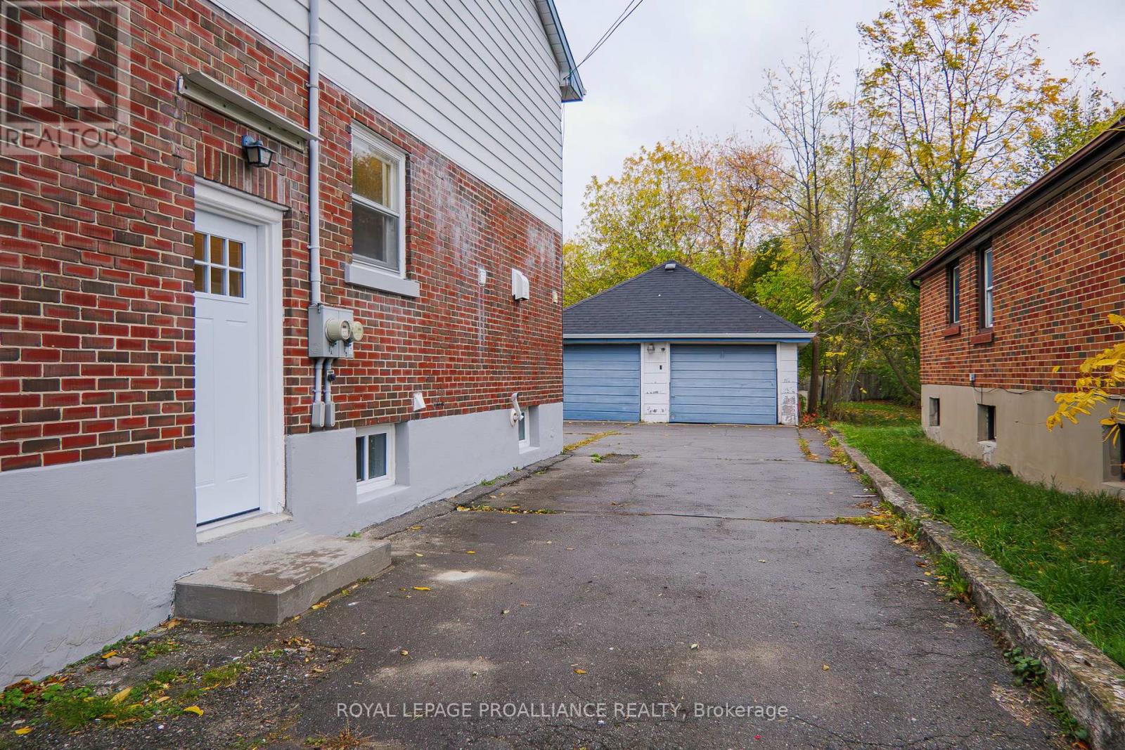 8 Reynolds Crescent, Belleville, Ontario  K8P 2W7 - Photo 4 - X12478169