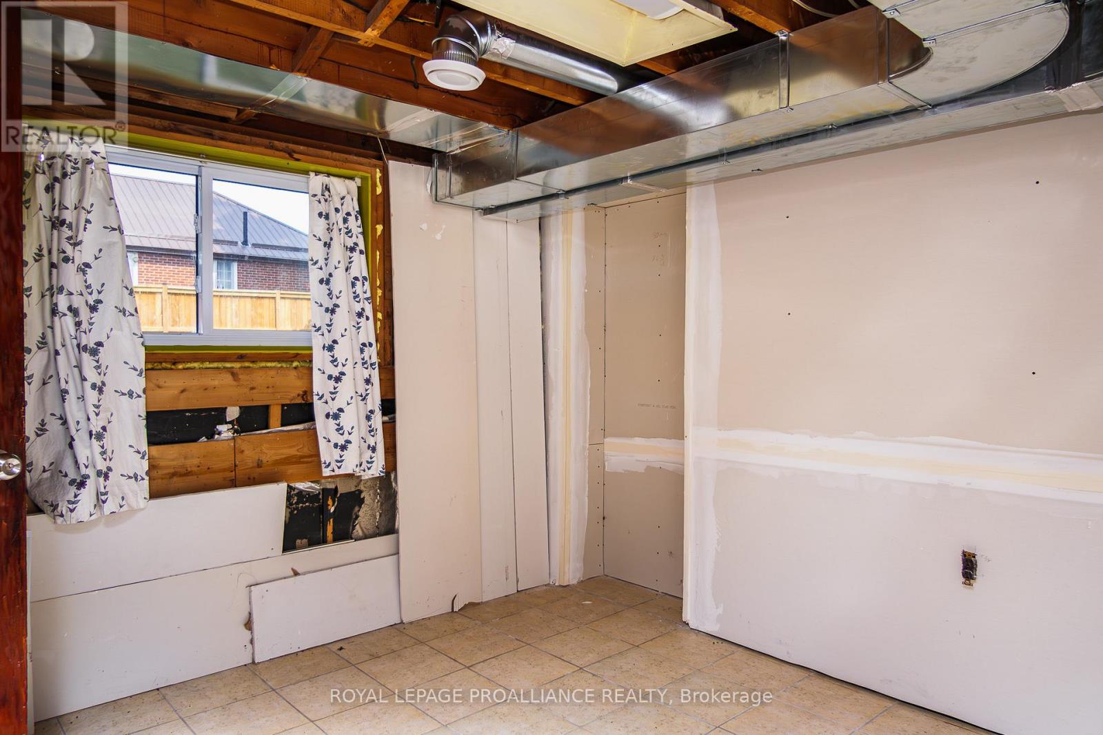 8 Reynolds Crescent, Belleville (Belleville Ward), Ontario  K8P 2W7 - Photo 46 - X12478169