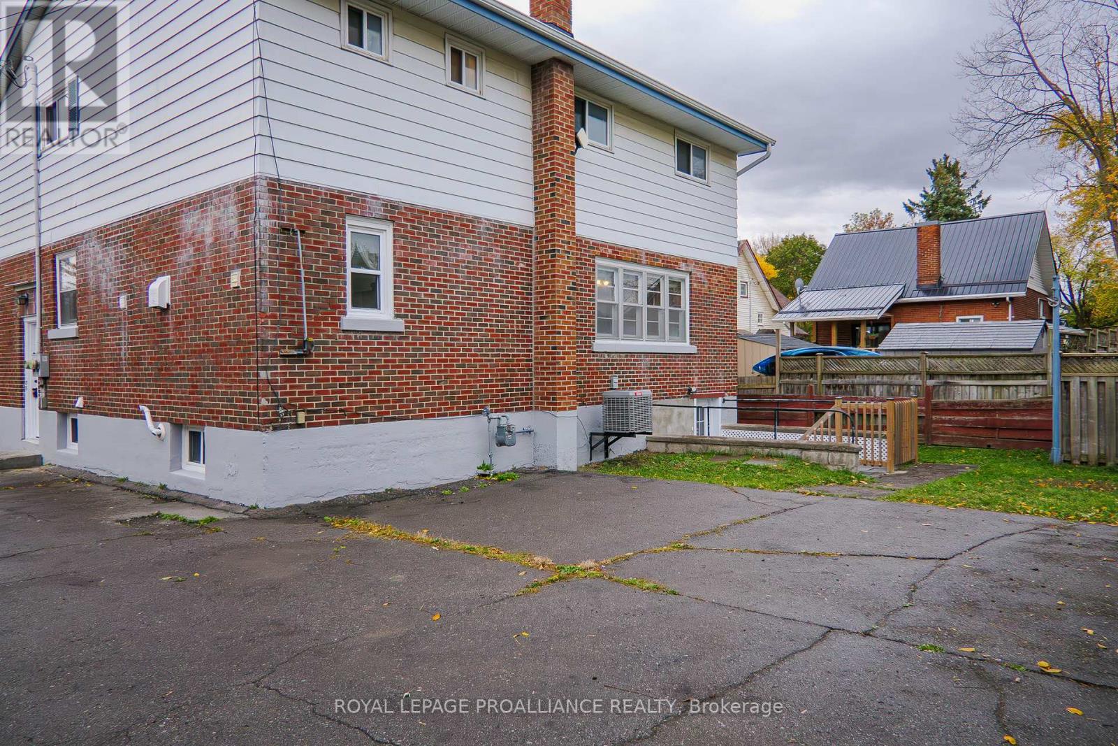 8 Reynolds Crescent, Belleville, Ontario  K8P 2W7 - Photo 5 - X12478169