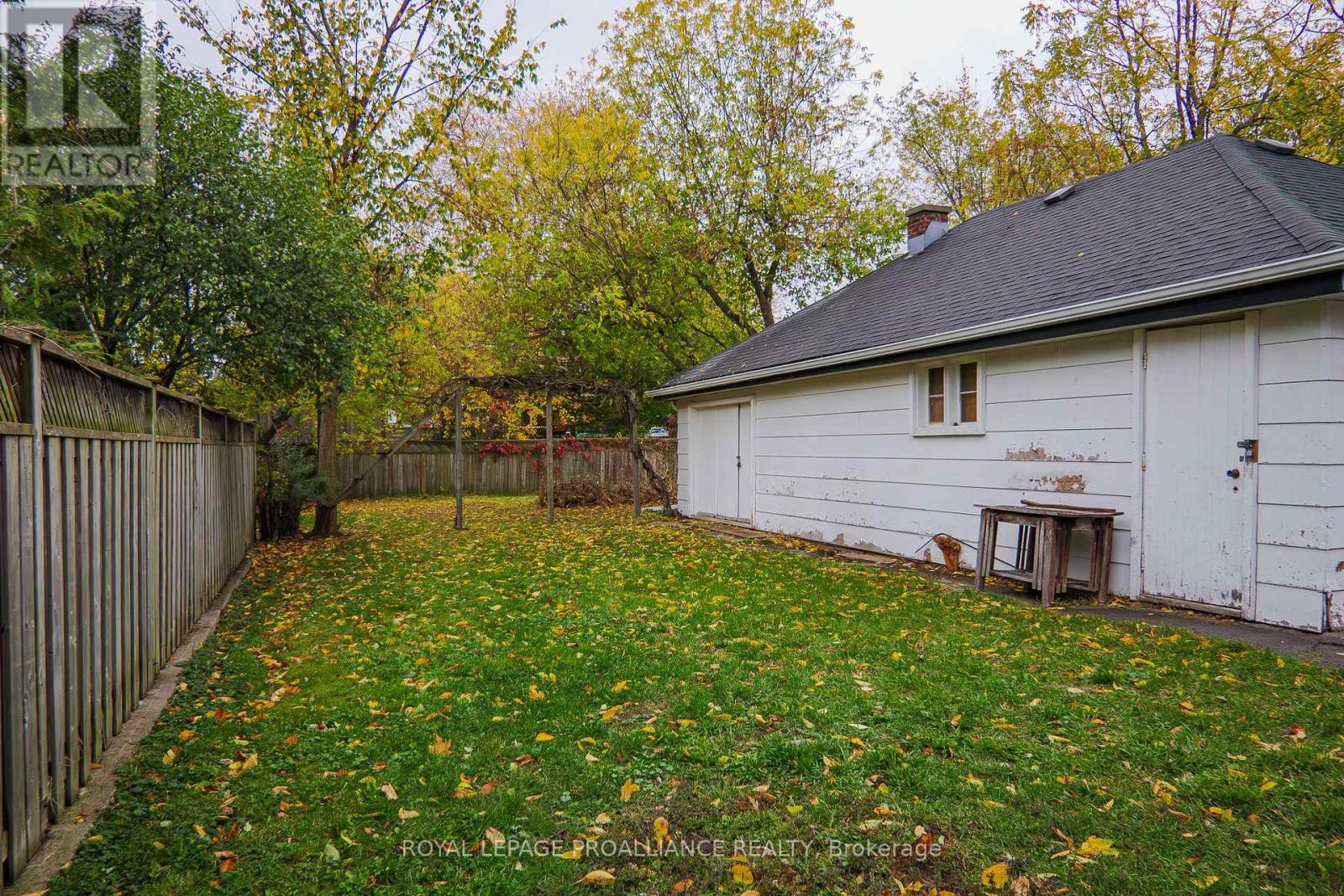 8 Reynolds Crescent, Belleville, Ontario  K8P 2W7 - Photo 9 - X12478169