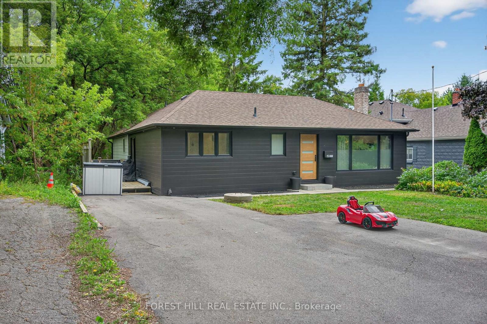 215 Main Street N, Newmarket, Ontario  L3Y 9B1 - Photo 2 - N12477770