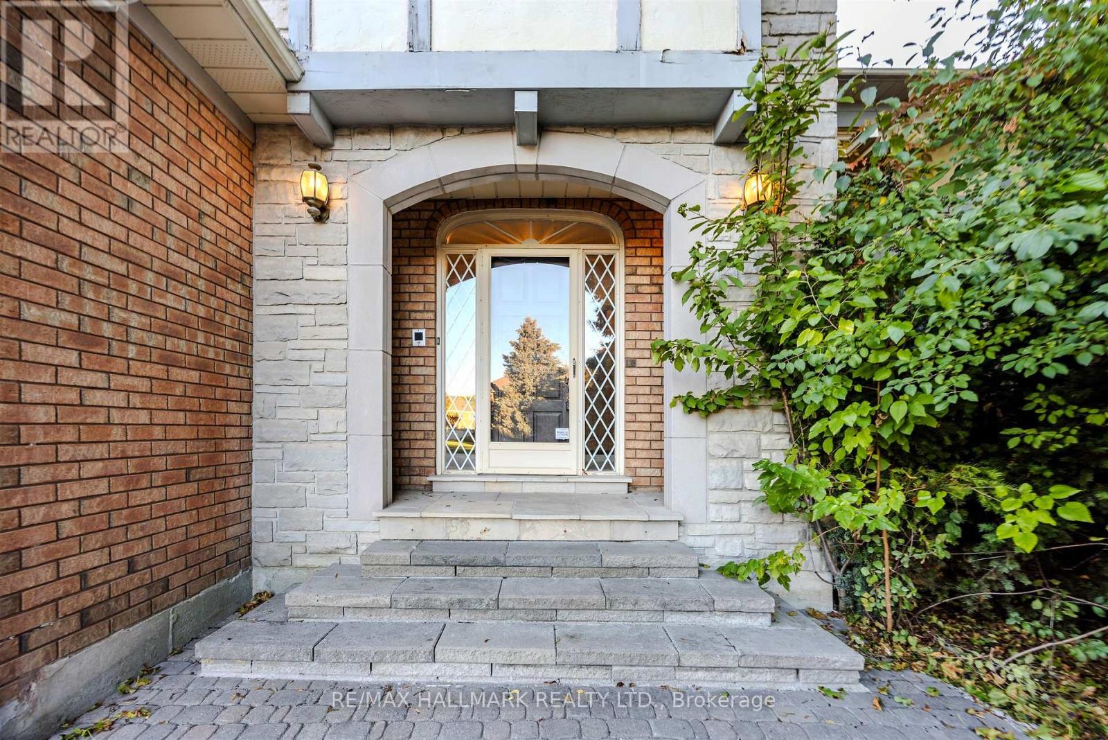 69 King's Cross Avenue, Richmond Hill, Ontario  L4B 2T2 - Photo 2 - N12477871