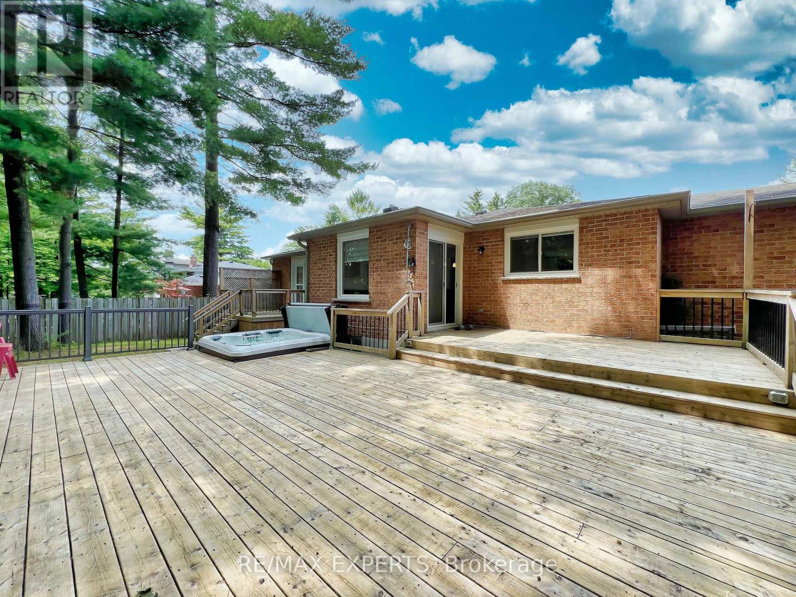 203 Park Avenue, East Gwillimbury, Ontario  L9N 1J7 - Photo 7 - N12477891
