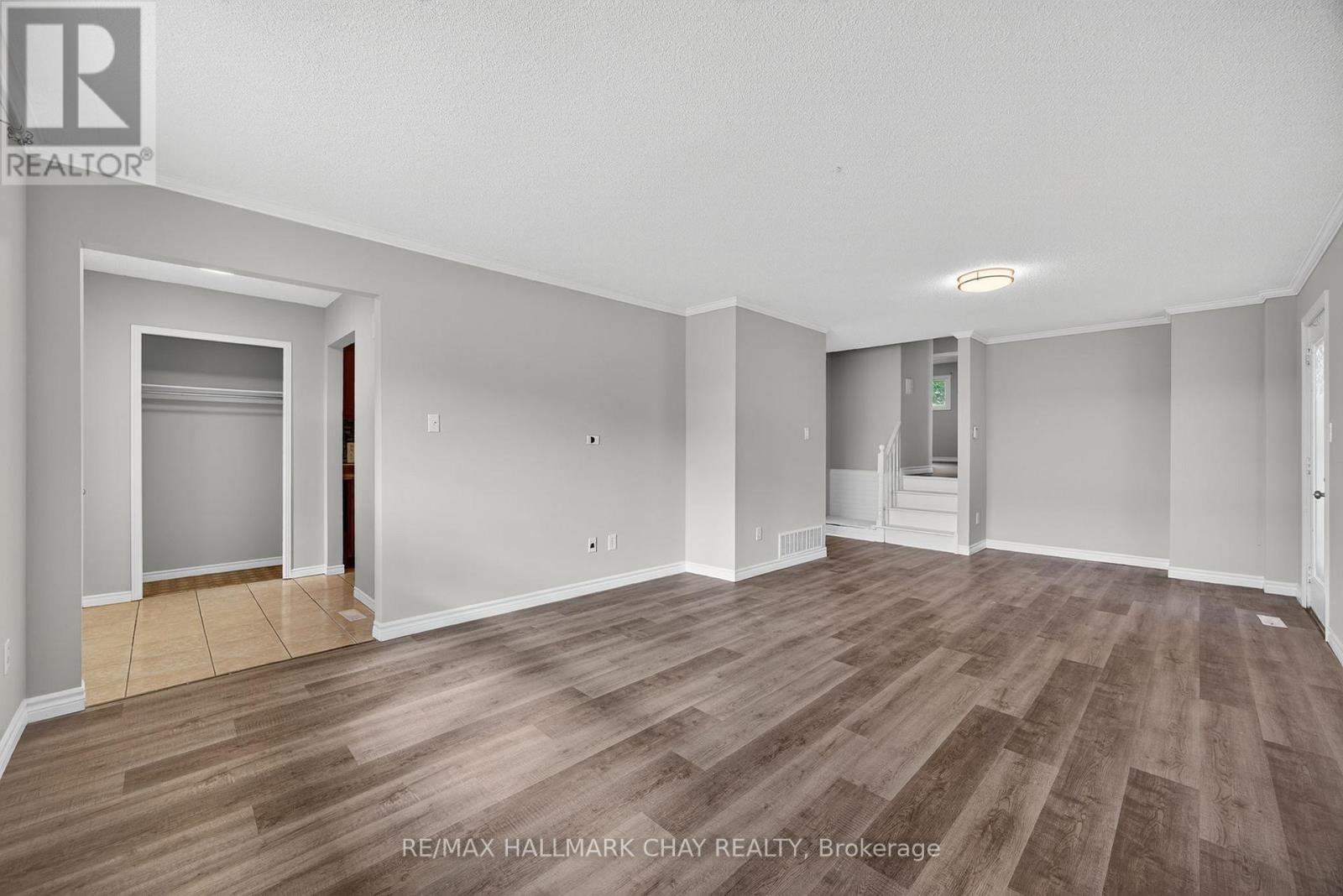 419 Leacock Drive, Barrie, Ontario  L4N 5L8 - Photo 2 - S12477917