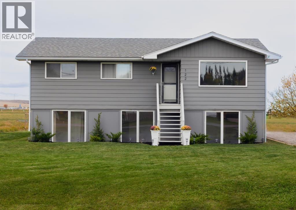 122 S 3 Street W, Magrath, Alberta