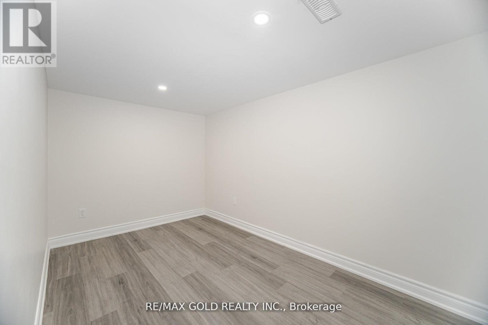 62 Valley Lane, Caledon, Ontario  L7C 4A7 - Photo 34 - W12477825