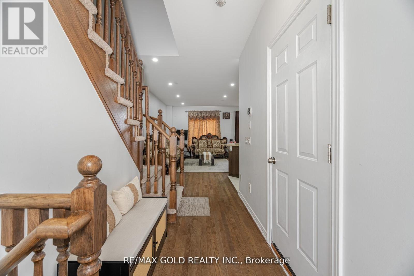 62 Valley Lane, Caledon, Ontario  L7C 4A7 - Photo 6 - W12477825
