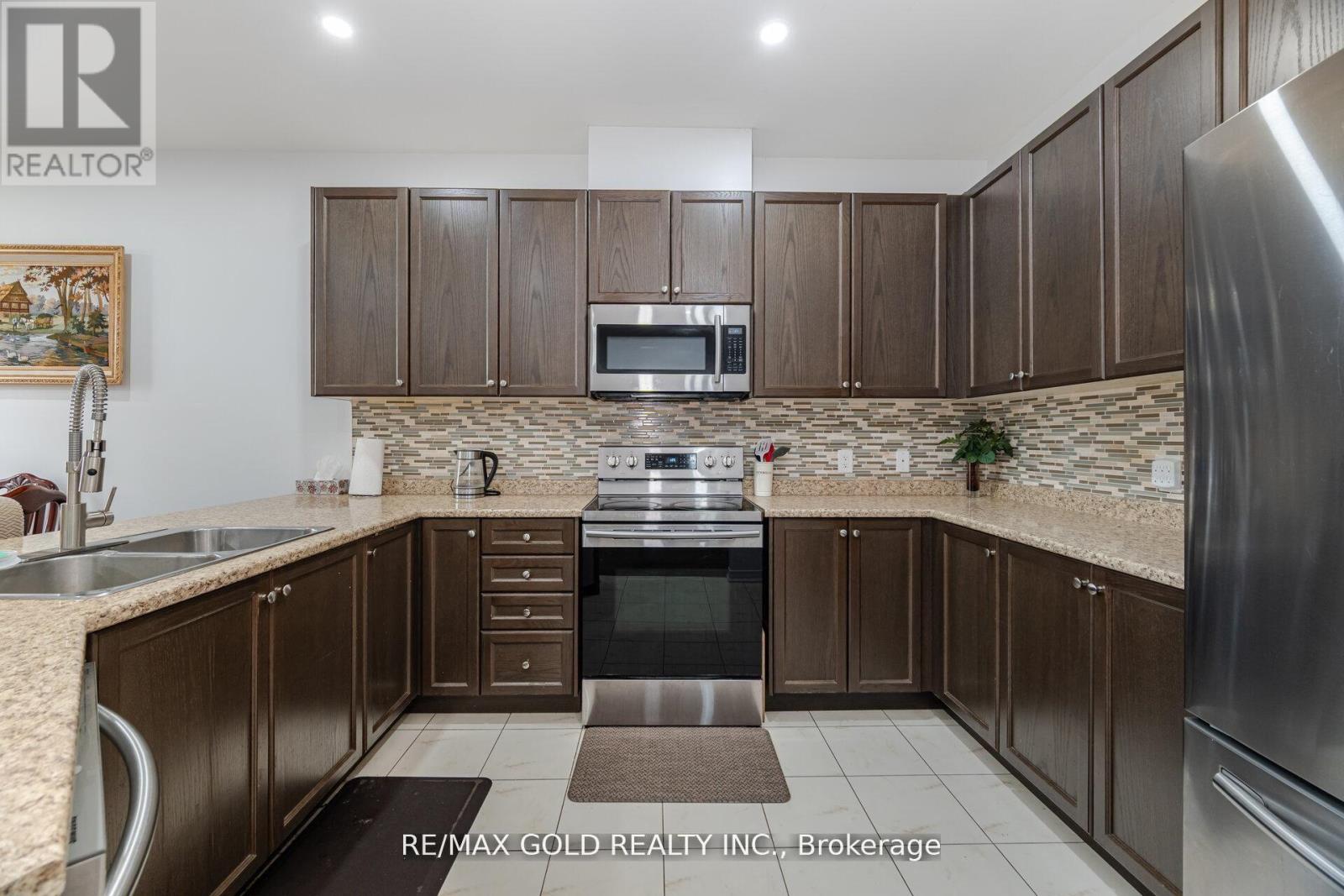 62 Valley Lane, Caledon, Ontario  L7C 4A7 - Photo 9 - W12477825