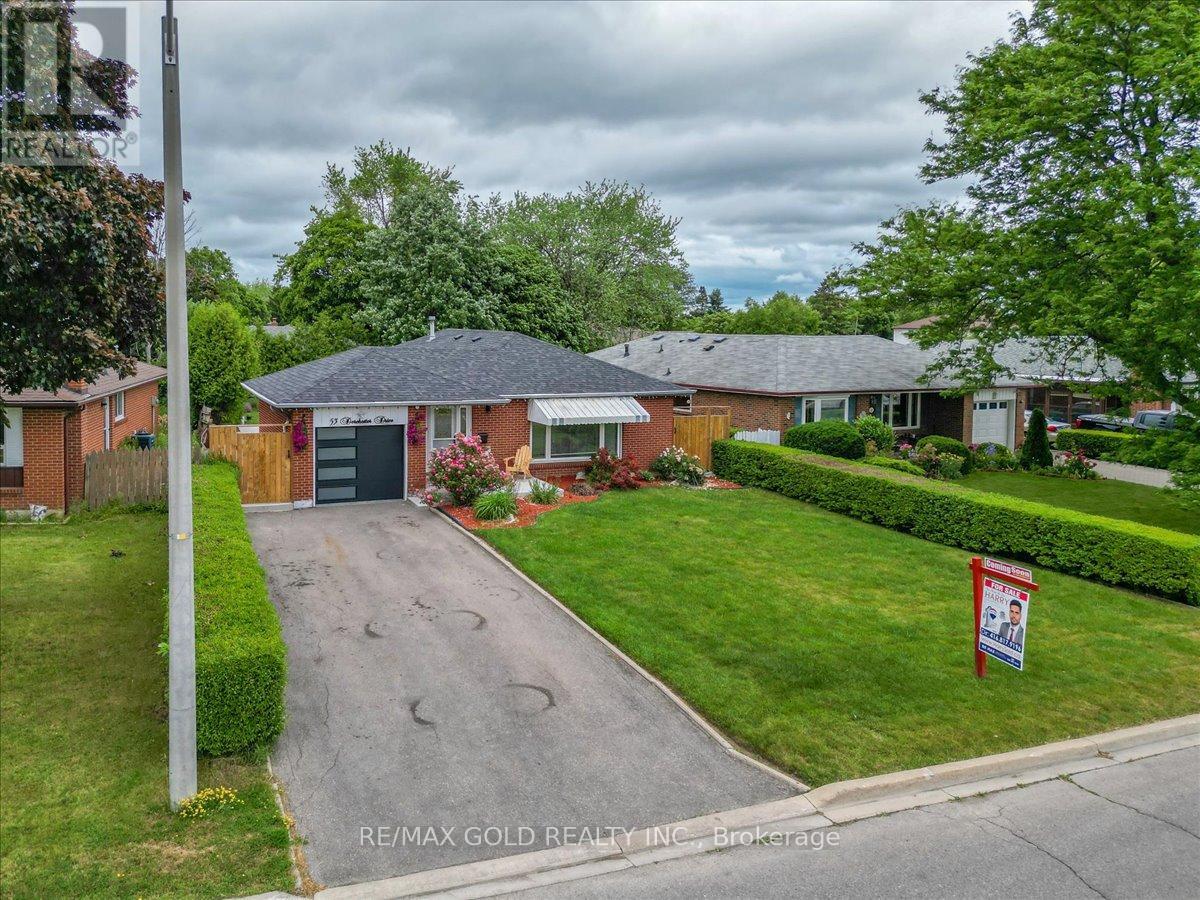 53 Dorchester Drive, Brampton, Ontario  L6T 3E2 - Photo 2 - W12477829