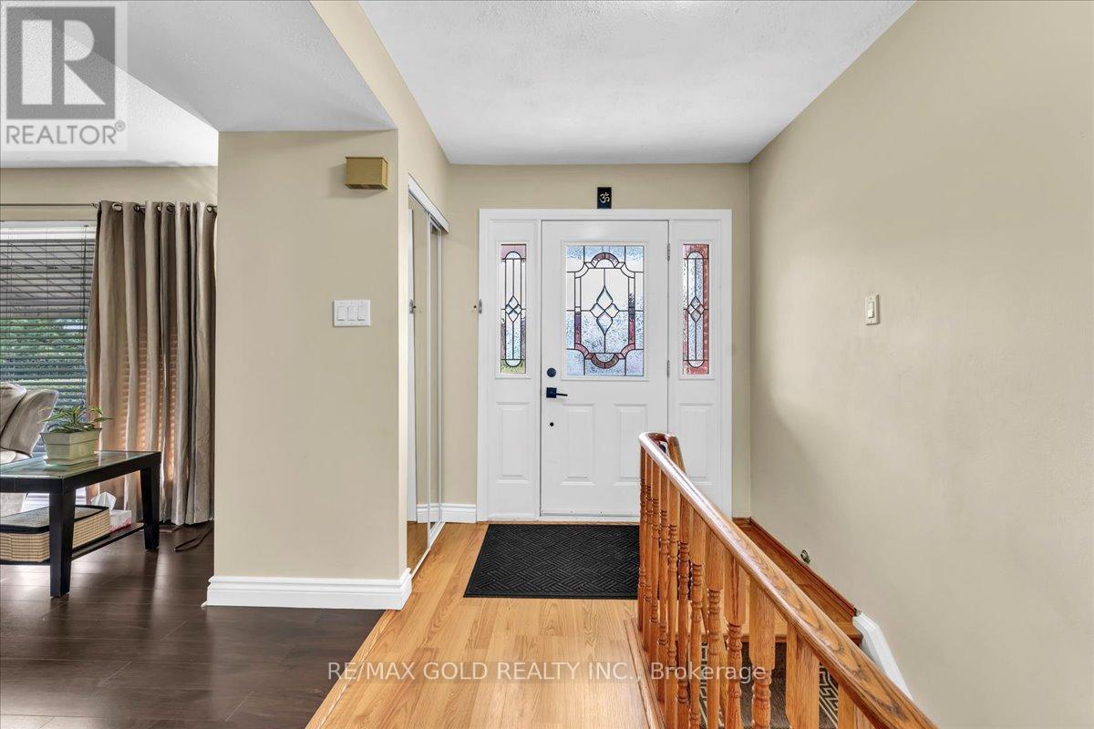 53 Dorchester Drive, Brampton, Ontario  L6T 3E2 - Photo 5 - W12477829