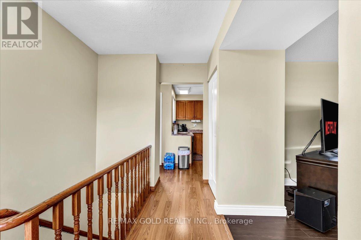 53 Dorchester Drive, Brampton, Ontario  L6T 3E2 - Photo 6 - W12477829