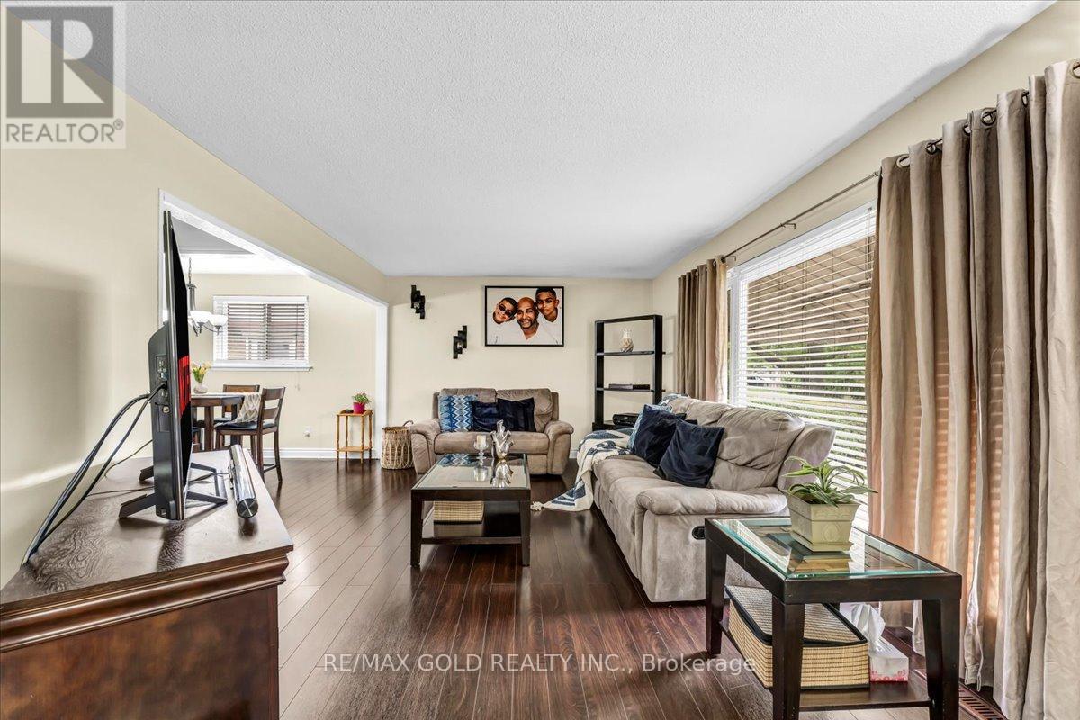 53 Dorchester Drive, Brampton, Ontario  L6T 3E2 - Photo 8 - W12477829