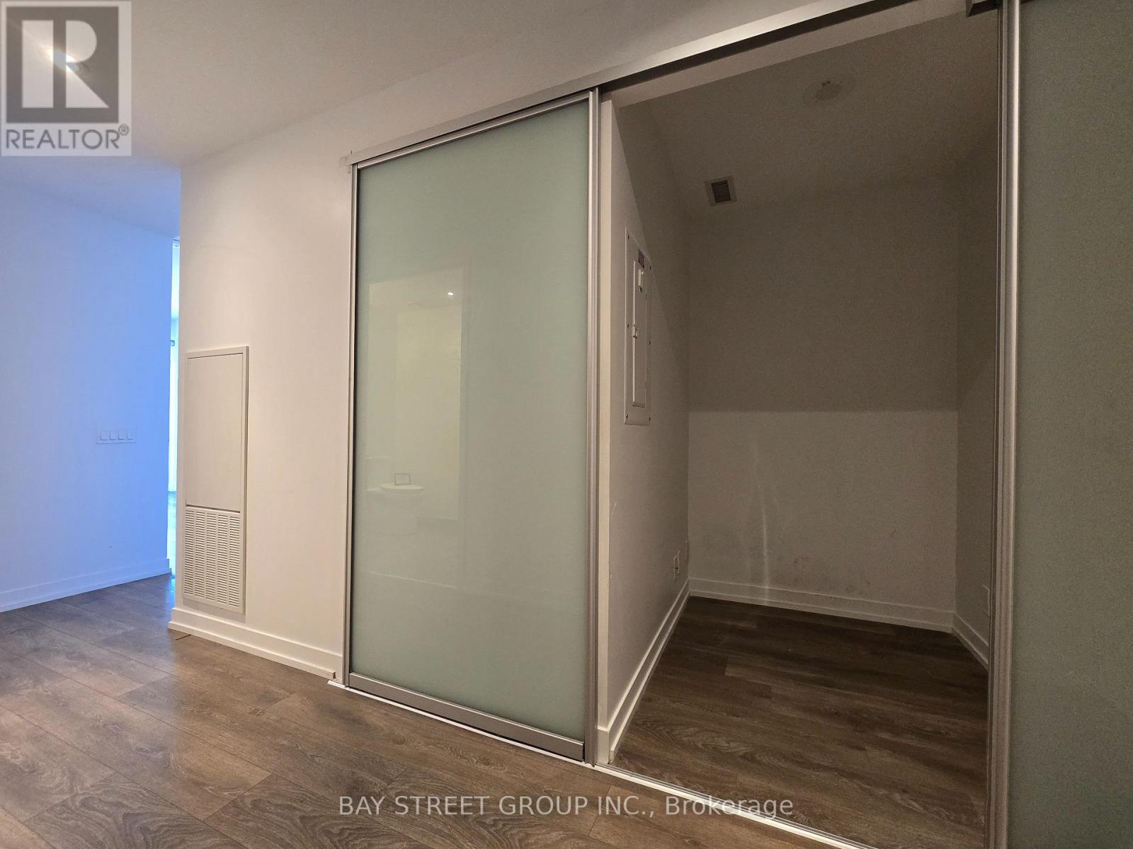 2708 - 950 Portage Parkway, Vaughan, Ontario  L4K 0J7 - Photo 3 - N12477925