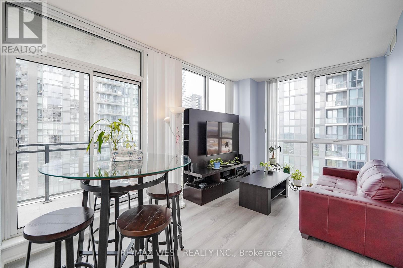 1209 - 75 Eglinton Avenue W, Mississauga, Ontario  L5R 0E5 - Photo 2 - W12477978