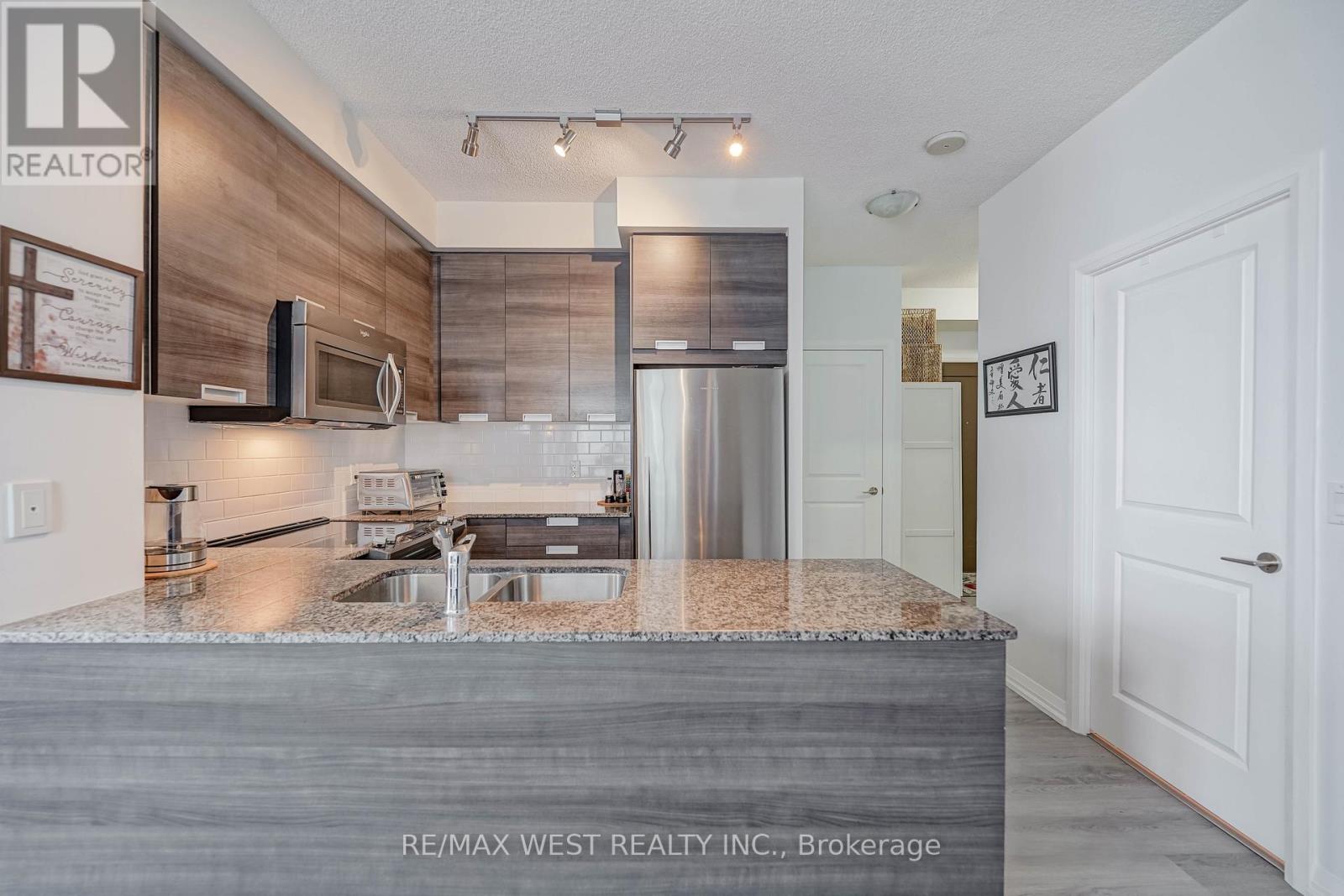 1209 - 75 Eglinton Avenue W, Mississauga, Ontario  L5R 0E5 - Photo 3 - W12477978