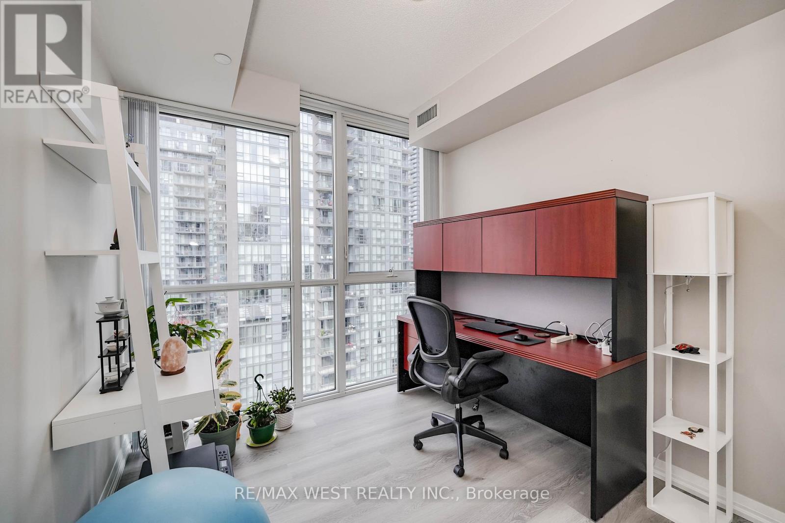 1209 - 75 Eglinton Avenue W, Mississauga, Ontario  L5R 0E5 - Photo 4 - W12477978