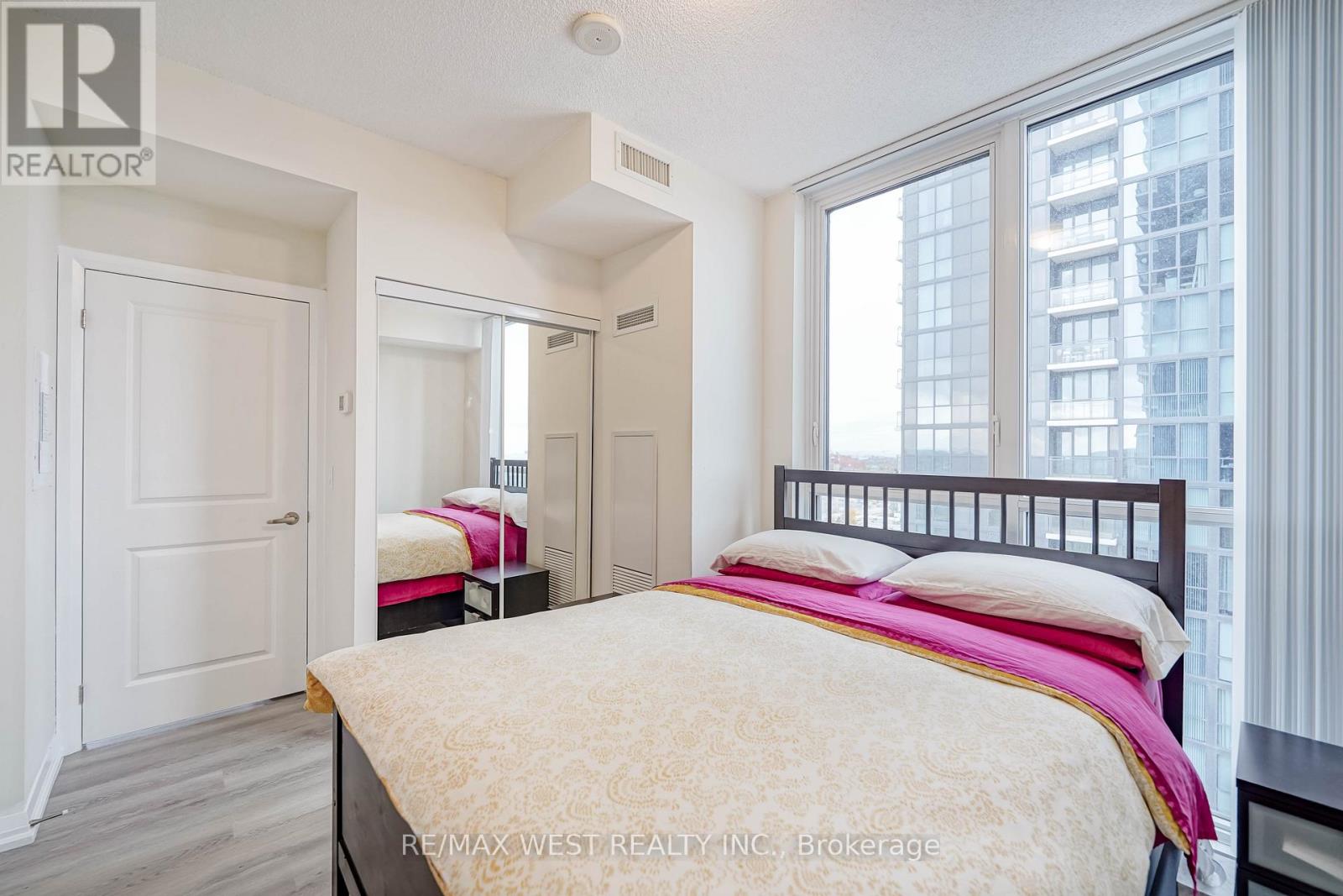 1209 - 75 Eglinton Avenue W, Mississauga, Ontario  L5R 0E5 - Photo 5 - W12477978