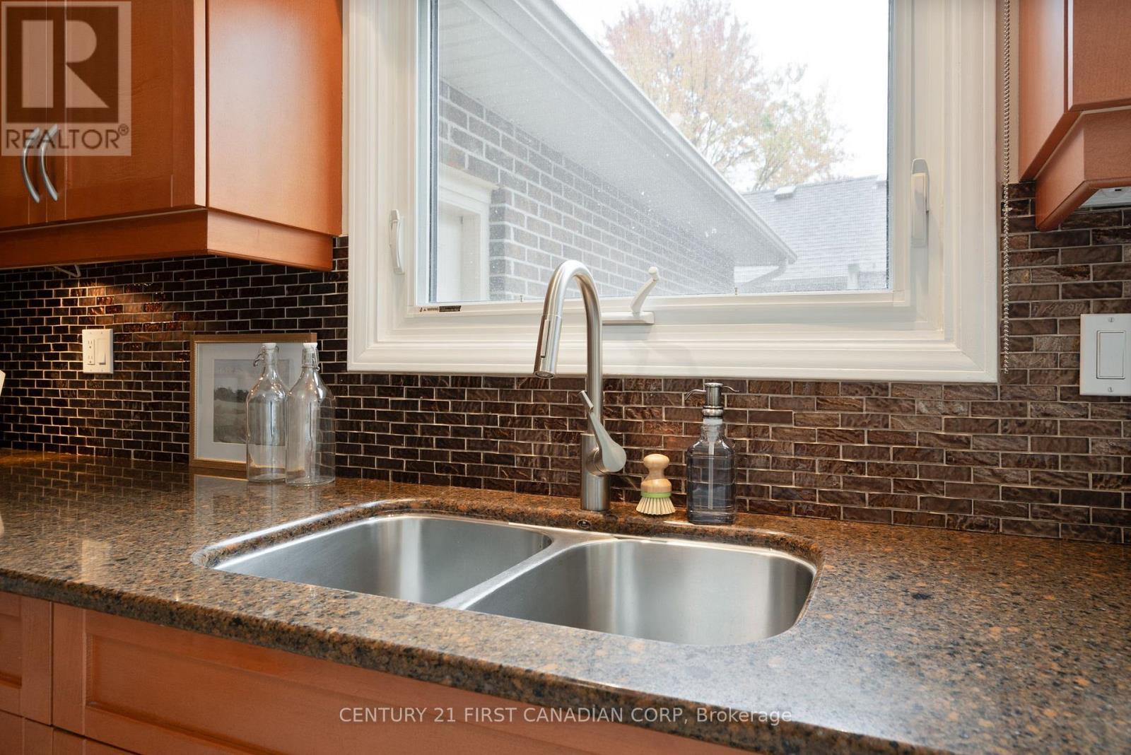 90 Meridene Crescent W, London North, Ontario  N5X 1G2 - Photo 12 - X12478288