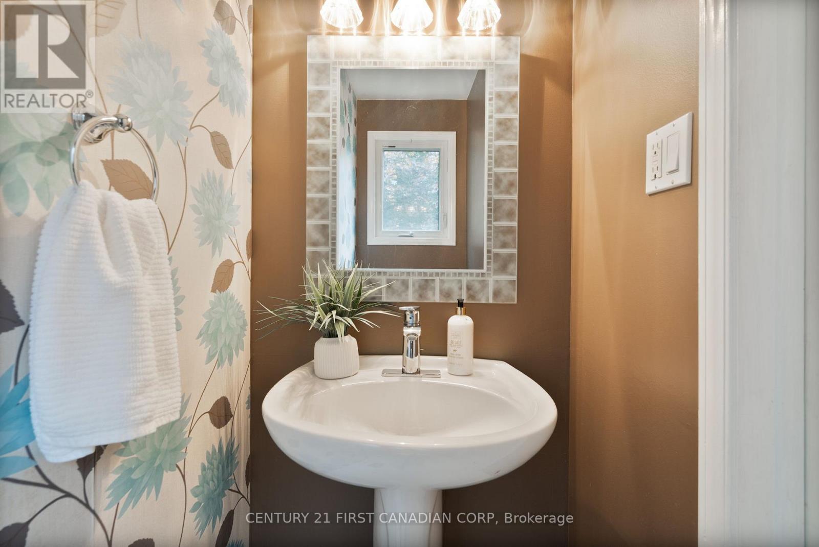 90 Meridene Crescent W, London North, Ontario  N5X 1G2 - Photo 17 - X12478288