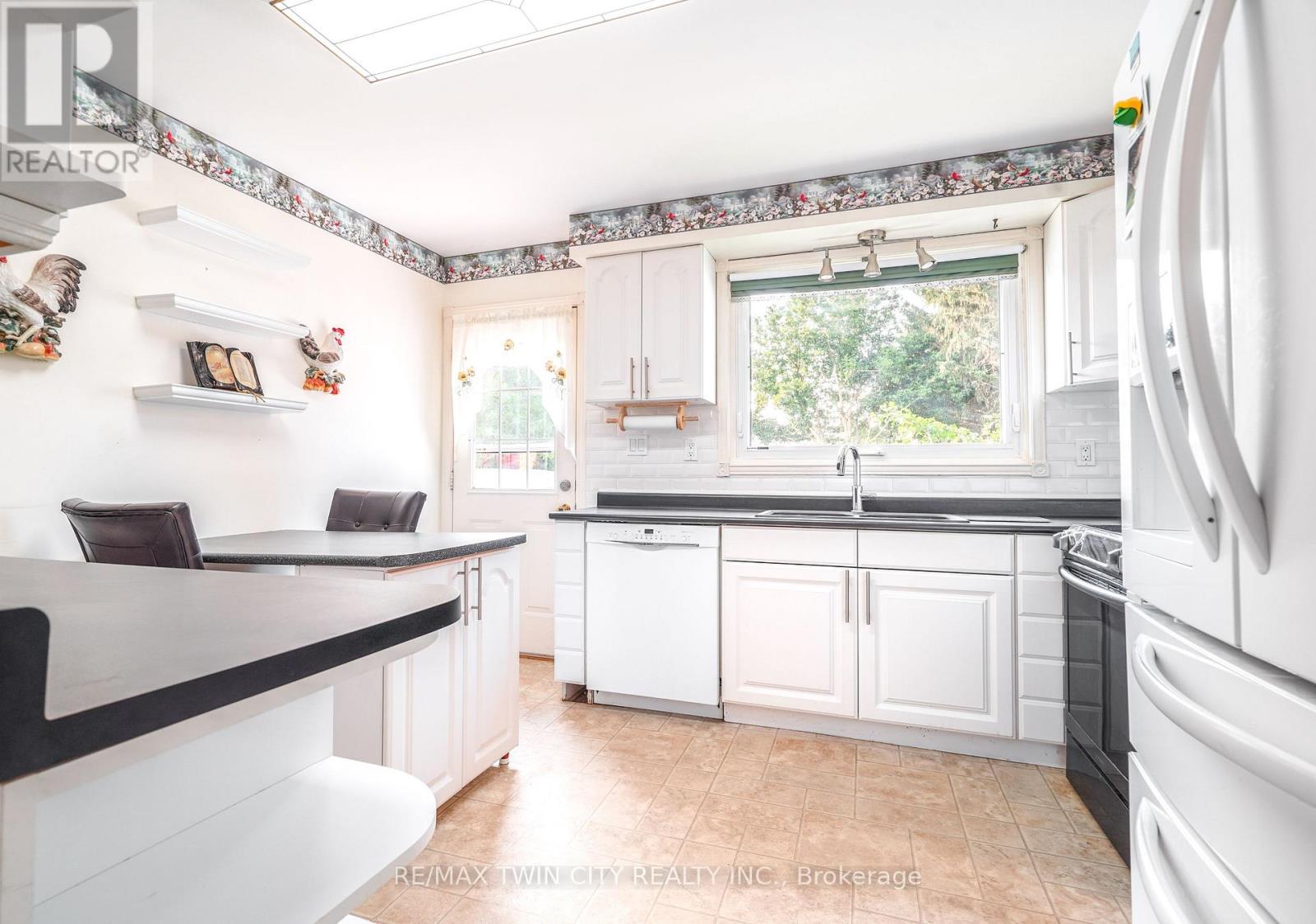 57 Ashgrove Avenue, Brantford, Ontario  N3R 6E3 - Photo 22 - X12478010