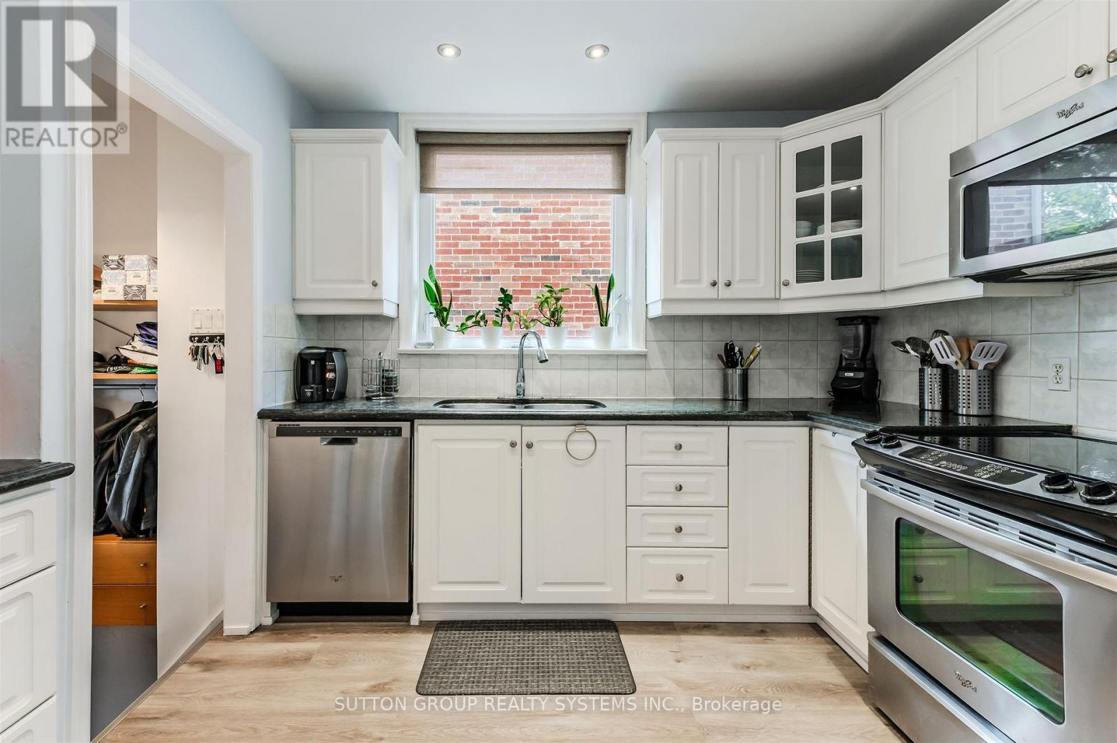 1 Elmlea Avenue, Toronto (Humber Heights), Ontario  M9P 2M6 - Photo 11 - W12472229