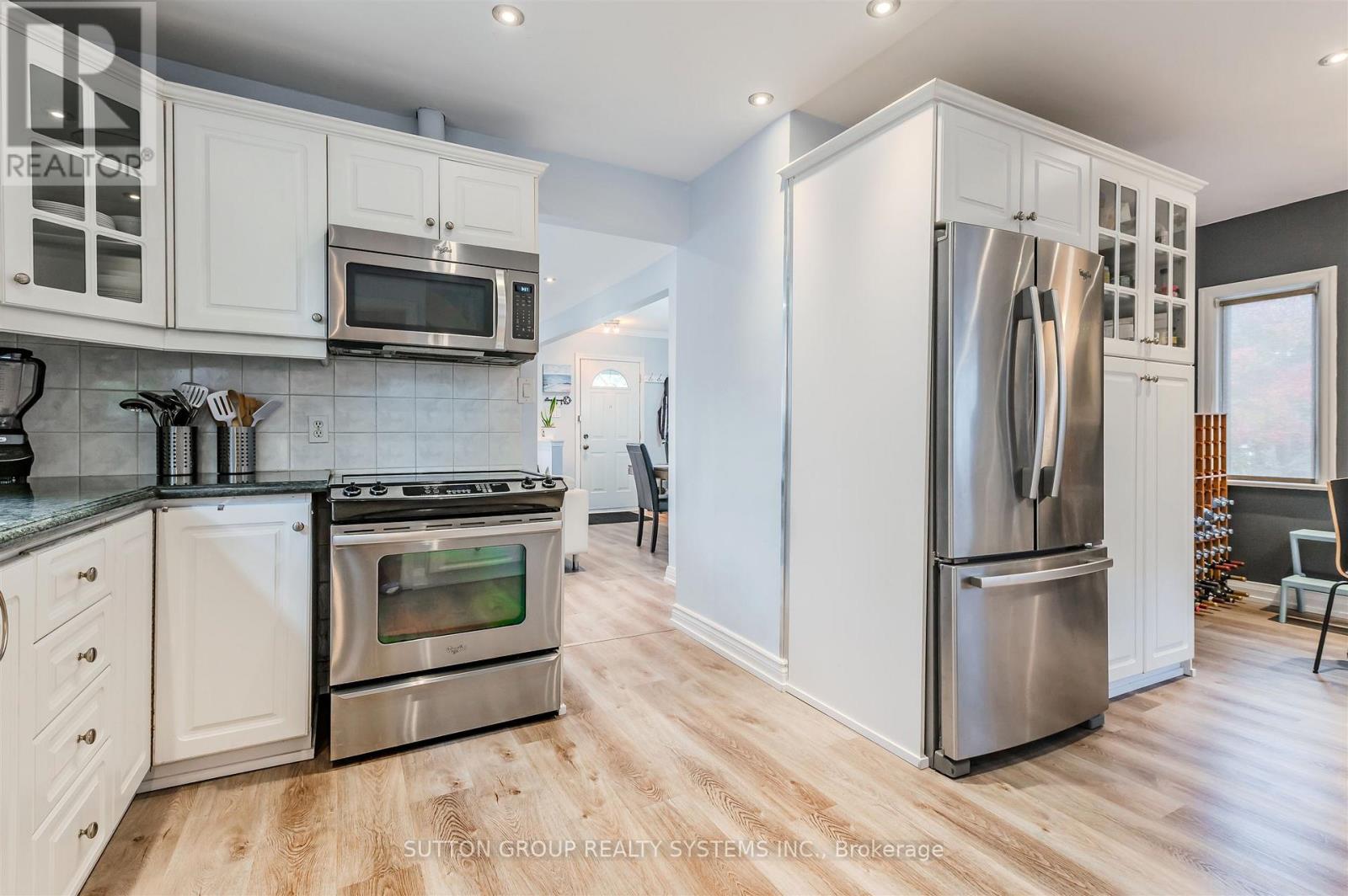 1 Elmlea Avenue, Toronto (Humber Heights), Ontario  M9P 2M6 - Photo 10 - W12472229